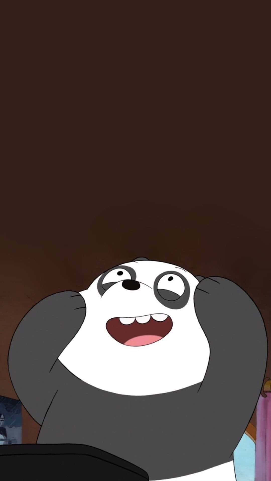  壁紙 — 一隻卡通熊貓睜大眼睛，露出喜悅的笑容，在深棕色背景上興奮地舉起爪子。