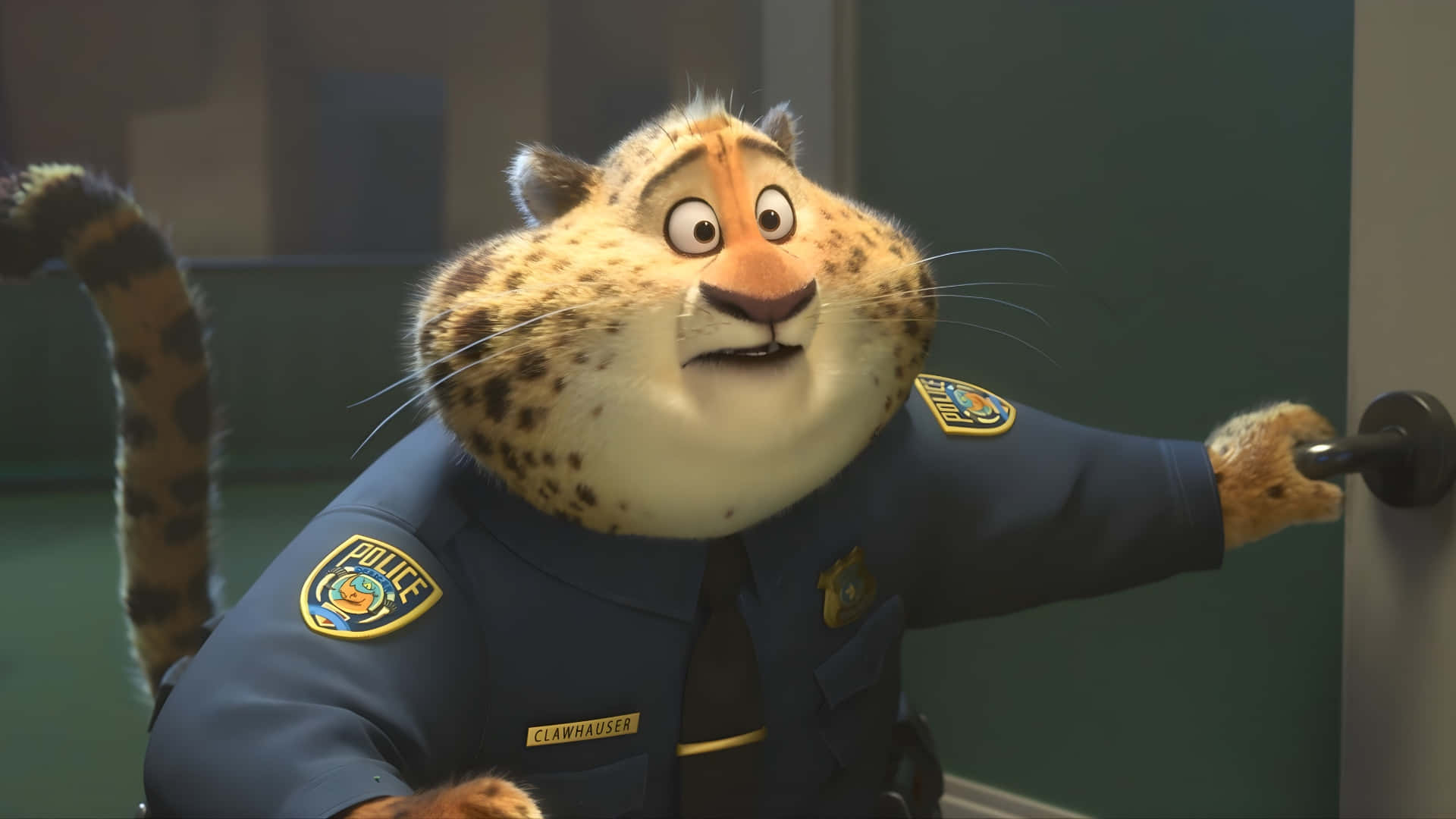  壁紙 — 一隻穿著制服、表情愉快的動畫豹警察打開門，露出驚訝的表情。