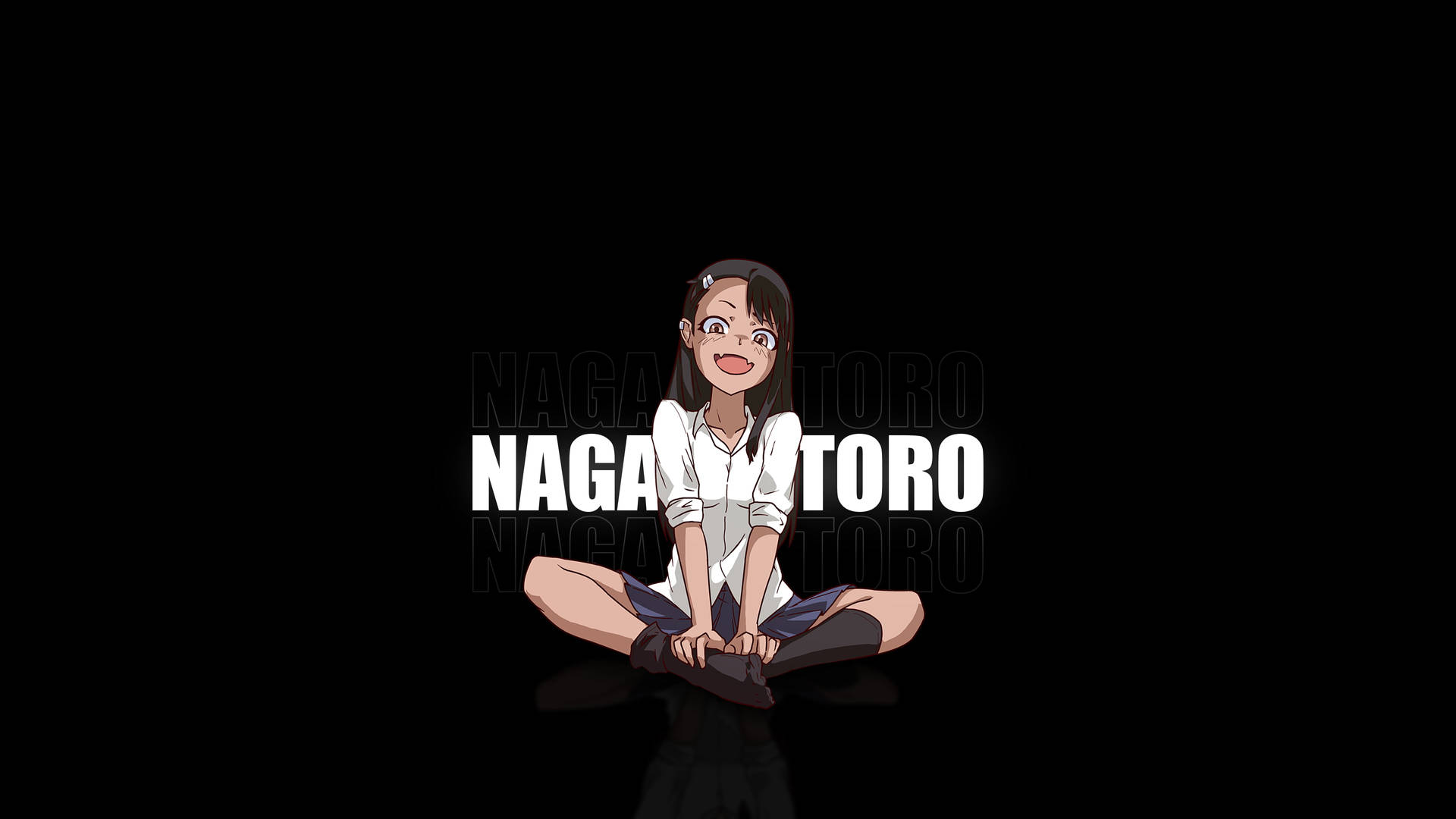 動漫女孩盤腿坐著，身後有「NAGAMOTORO」文字。