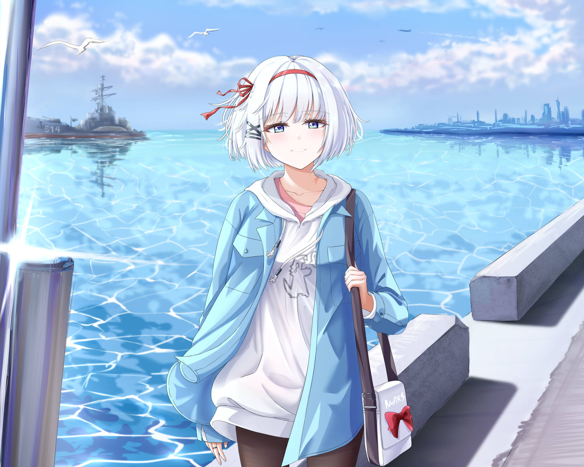 白髮動漫女孩在海邊碼頭微笑，背景有戰艦和城市天際線。