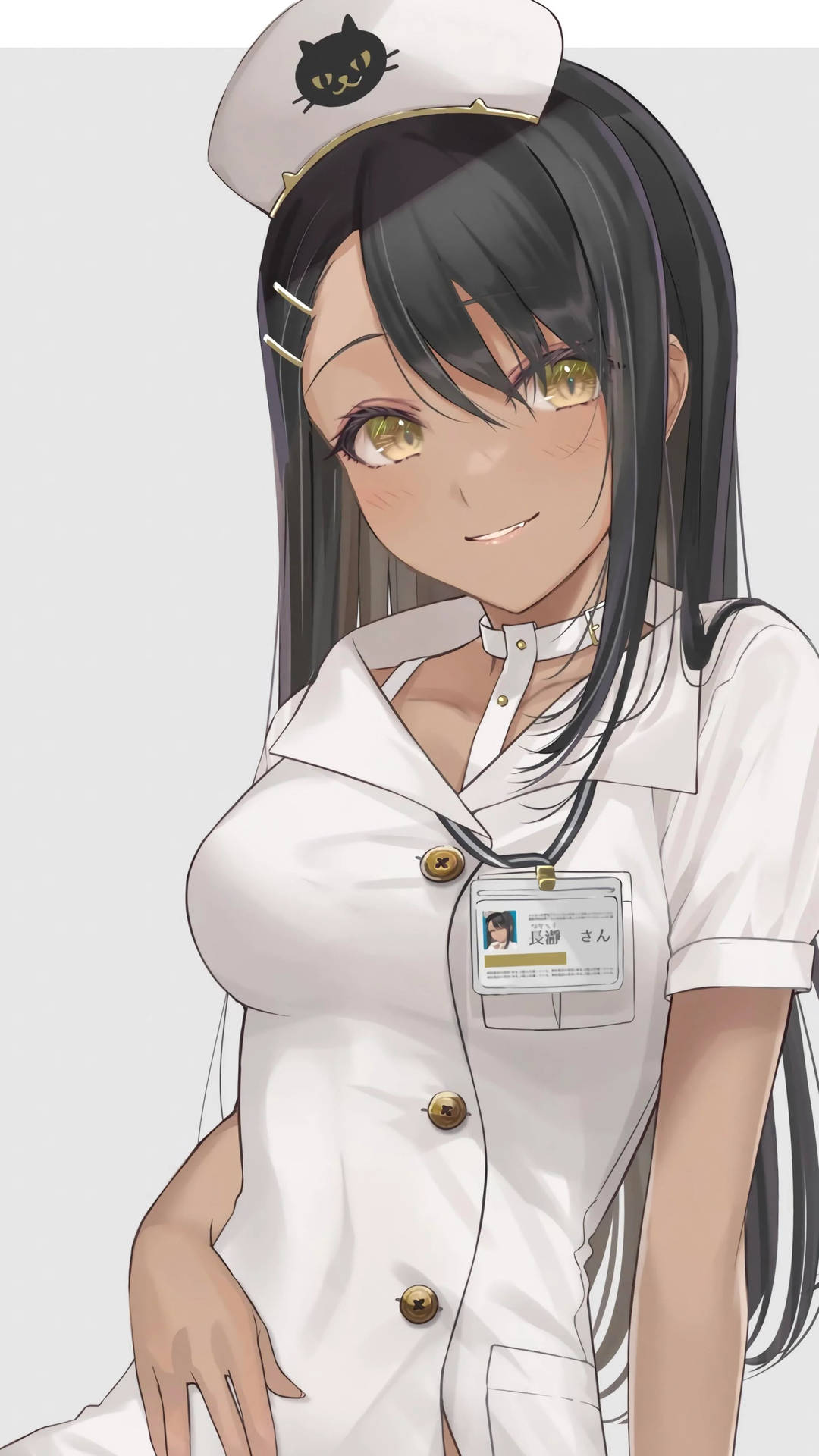 動畫護士，黑髮戴貓帽，穿著白色制服微笑。