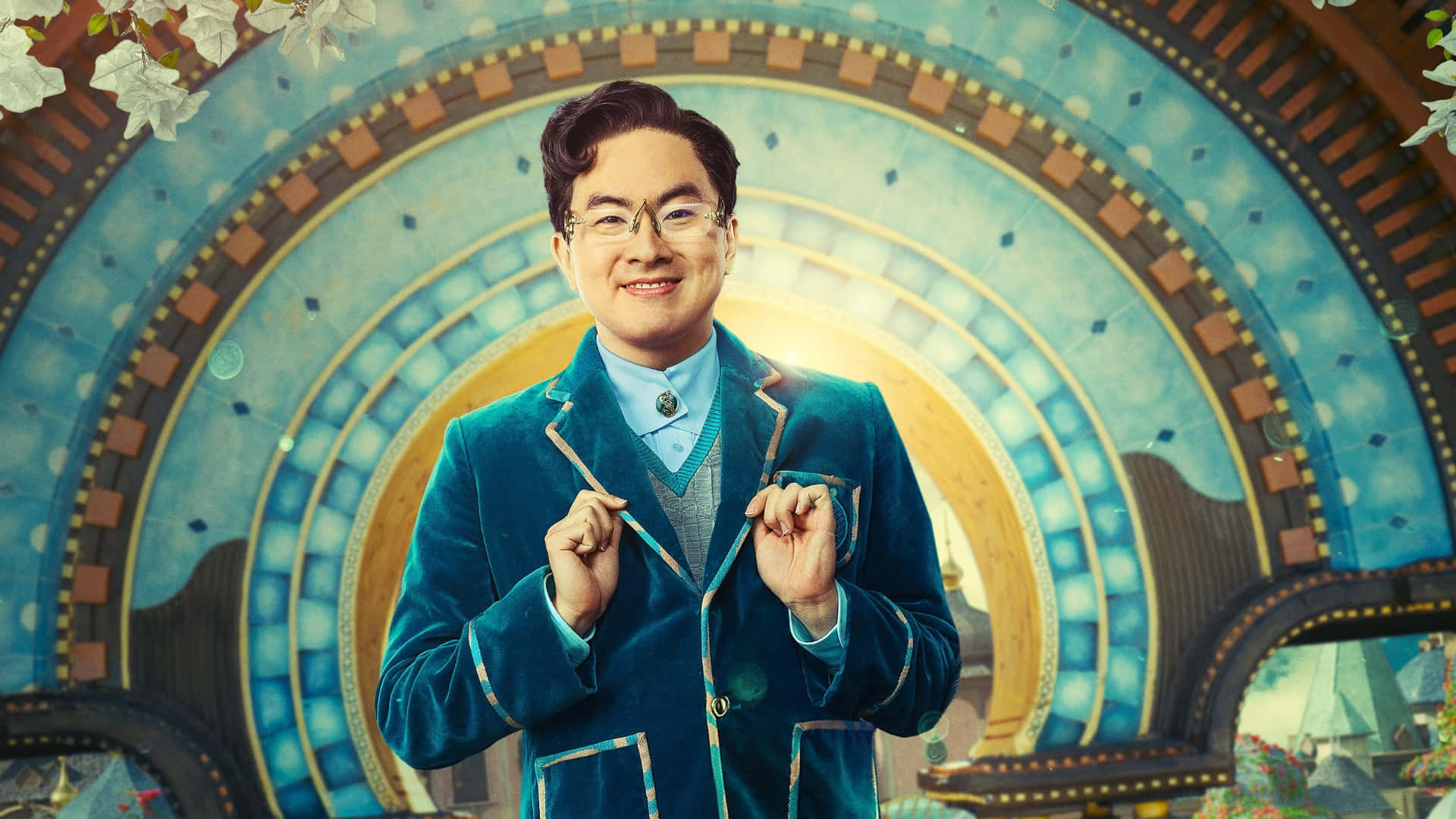  壁紙 — 一位身穿青綠色天鵝絨西裝的開朗男子微笑著，手持一件薄物，背景是充滿活力的華麗圓形拱門。