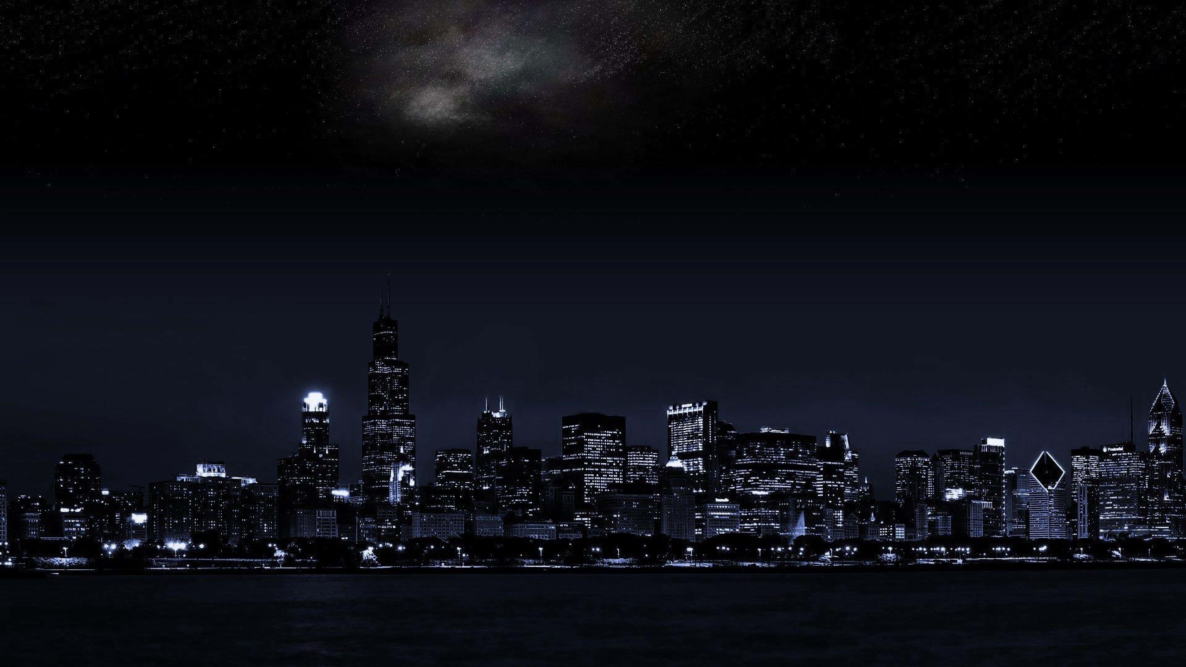 迷人夜景暗城 壁紙 — 夜晚的城市天際線，在繁星點點的天空下，閃爍的摩天大樓襯托著銀河。