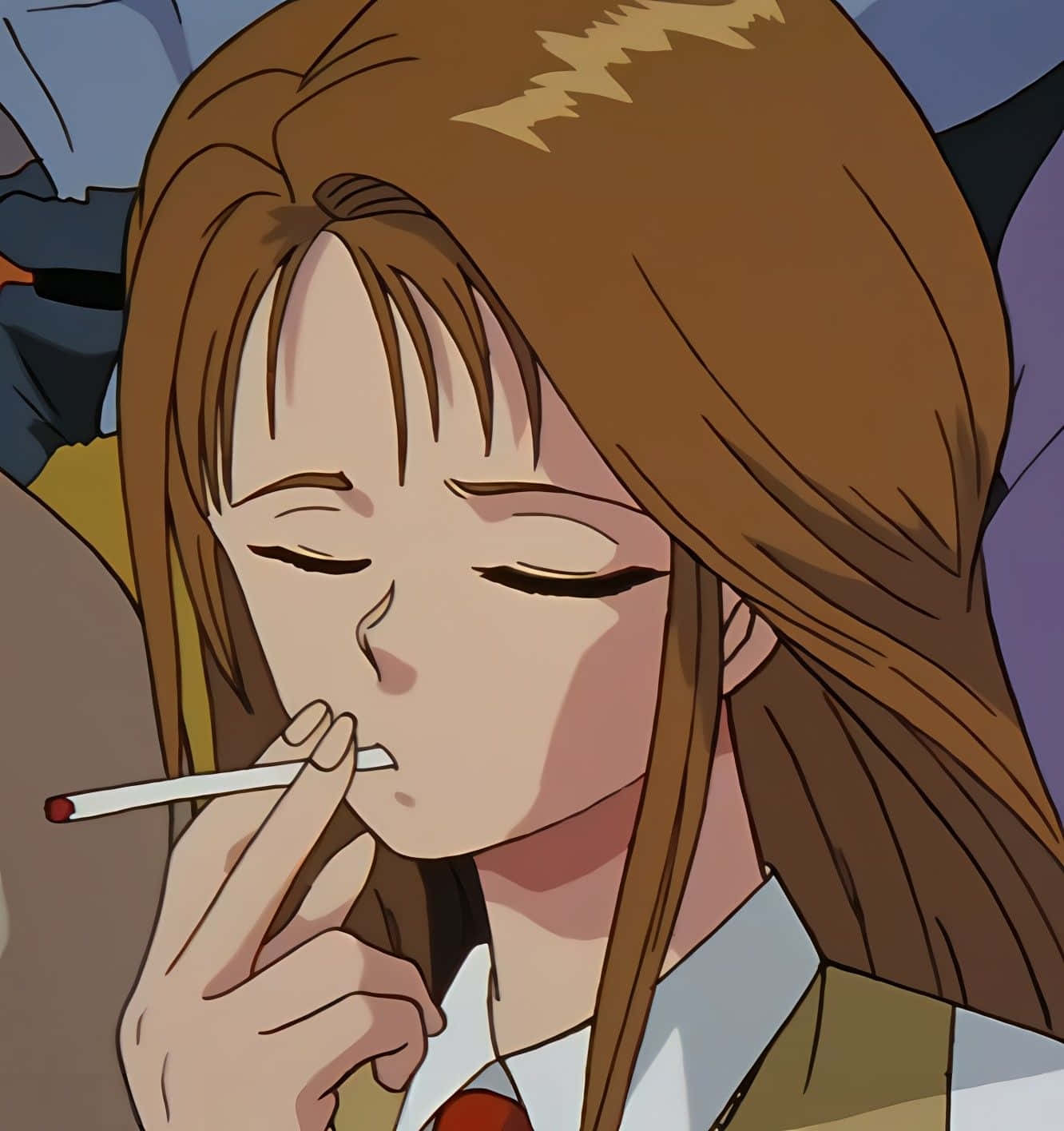  壁紙 — 一個棕色頭髮的動漫女孩特寫，閉著眼睛抽煙，處於沉思的時刻。