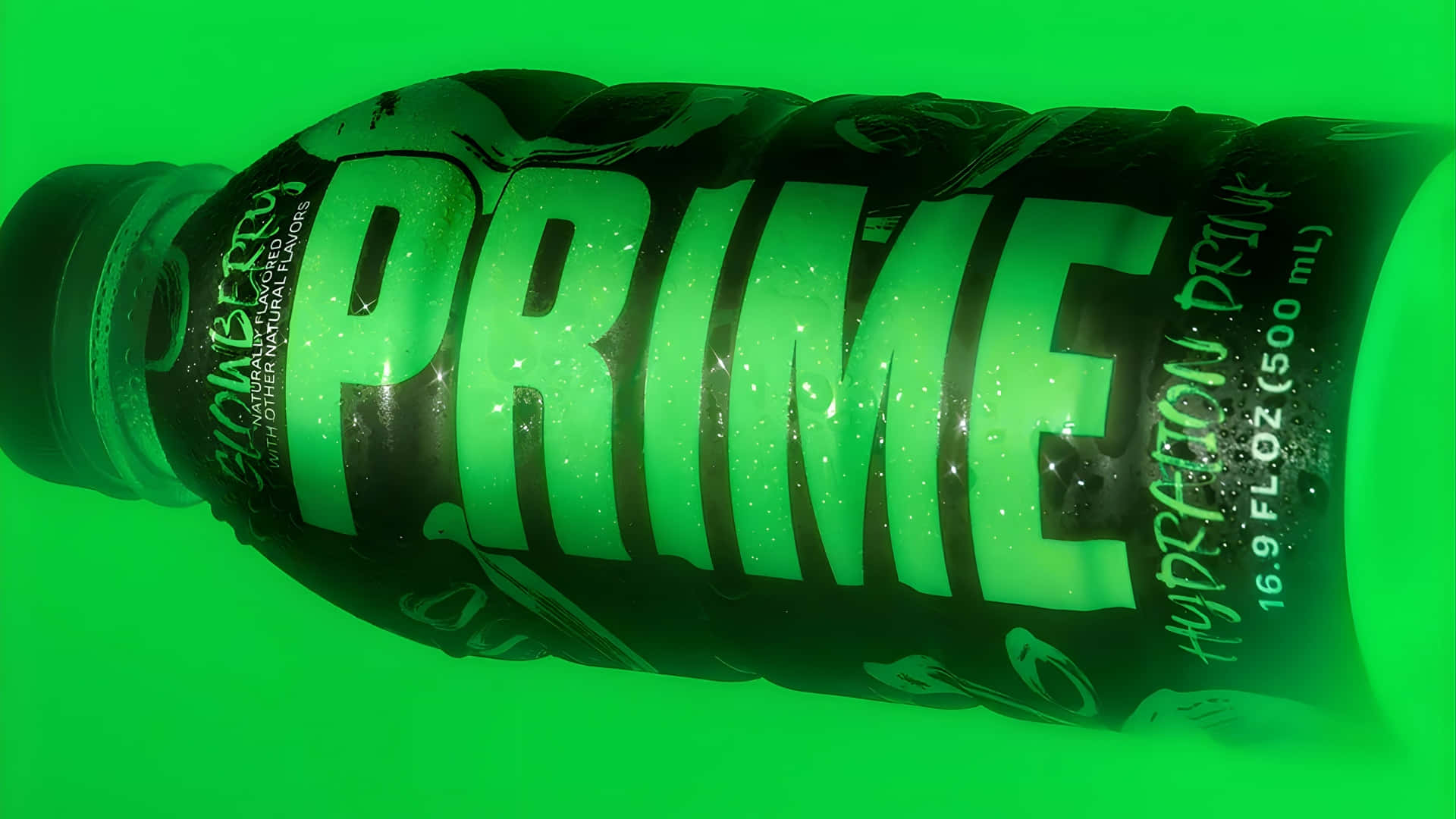  壁紙 — 黑色運動飲料瓶的特寫，帶有發光綠色文字和液體，處於強烈綠色燈光下。