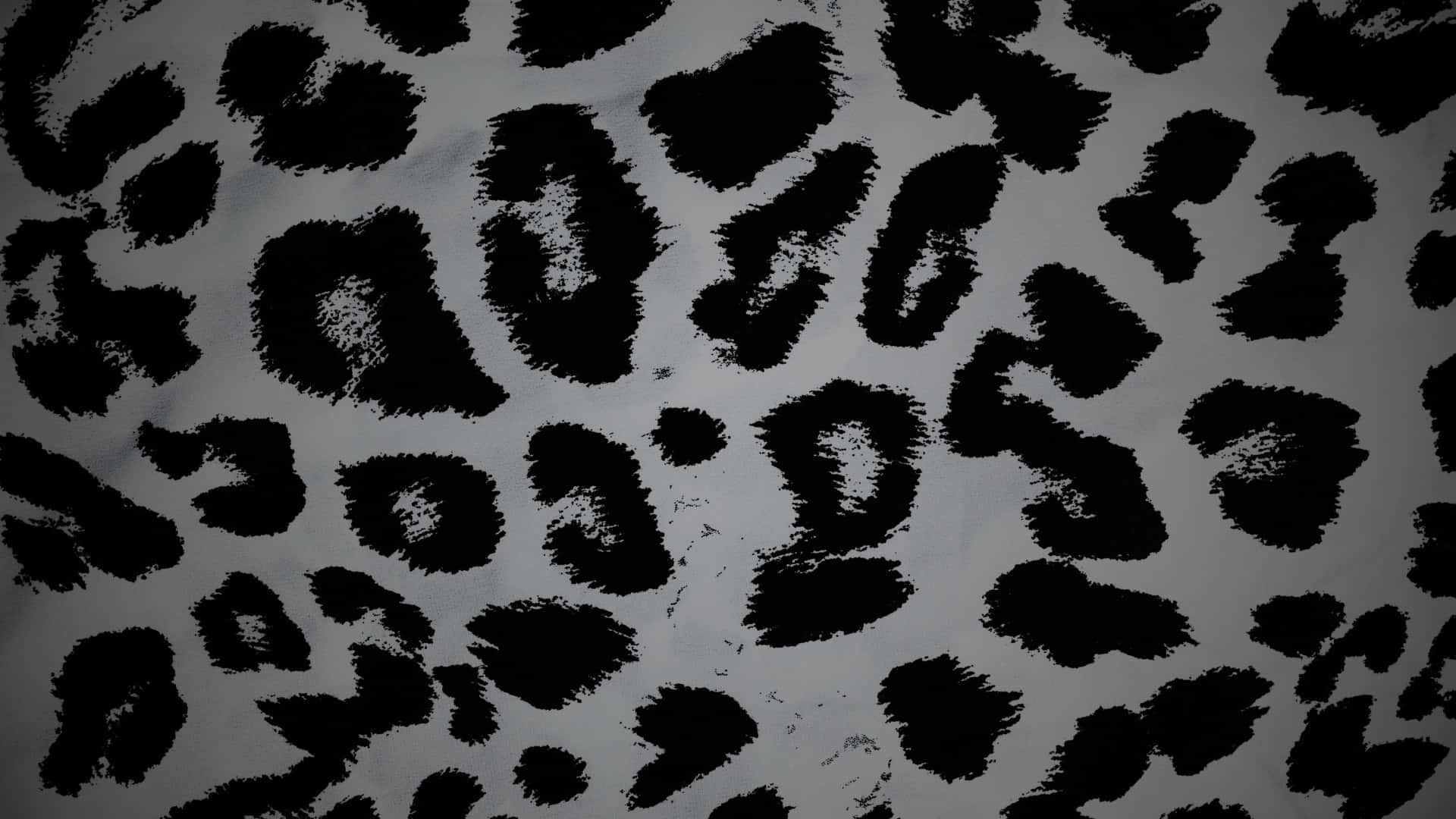  壁紙 — 帶有類似筆觸斑點的紋理黑灰色豹紋圖案特寫。