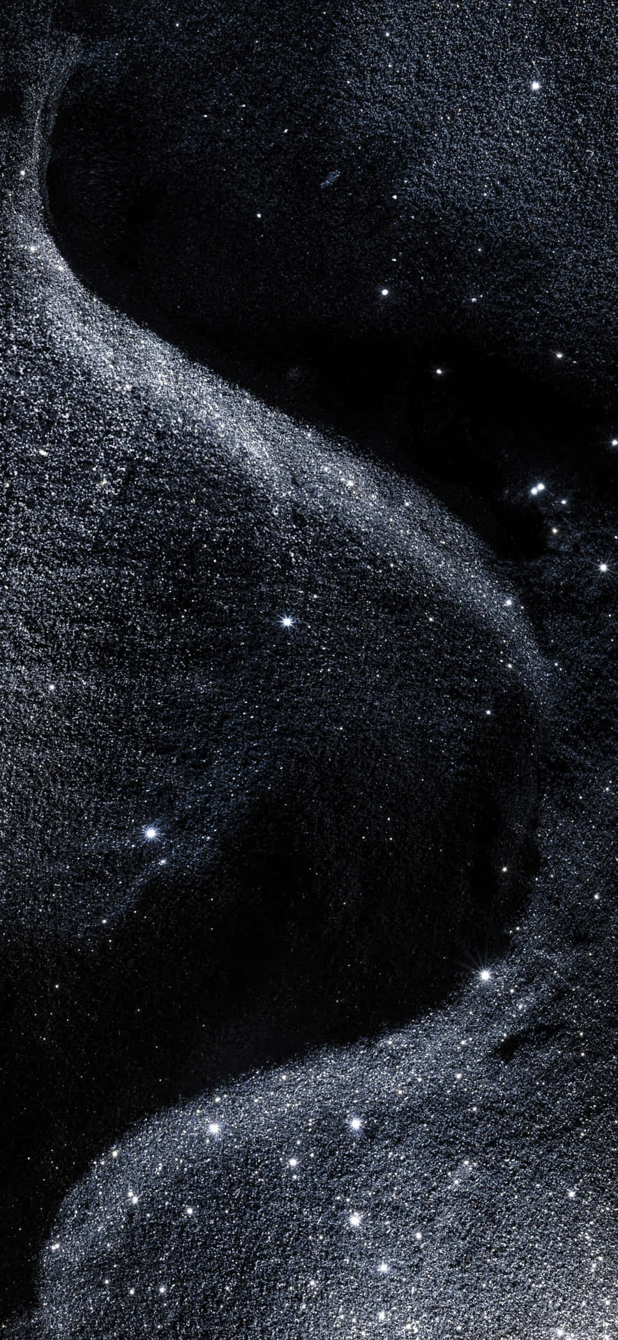  壁紙 — 一個宇宙星雲在深邃的黑色虛空中旋轉，閃爍著星星，構成迷人的太空場景。
