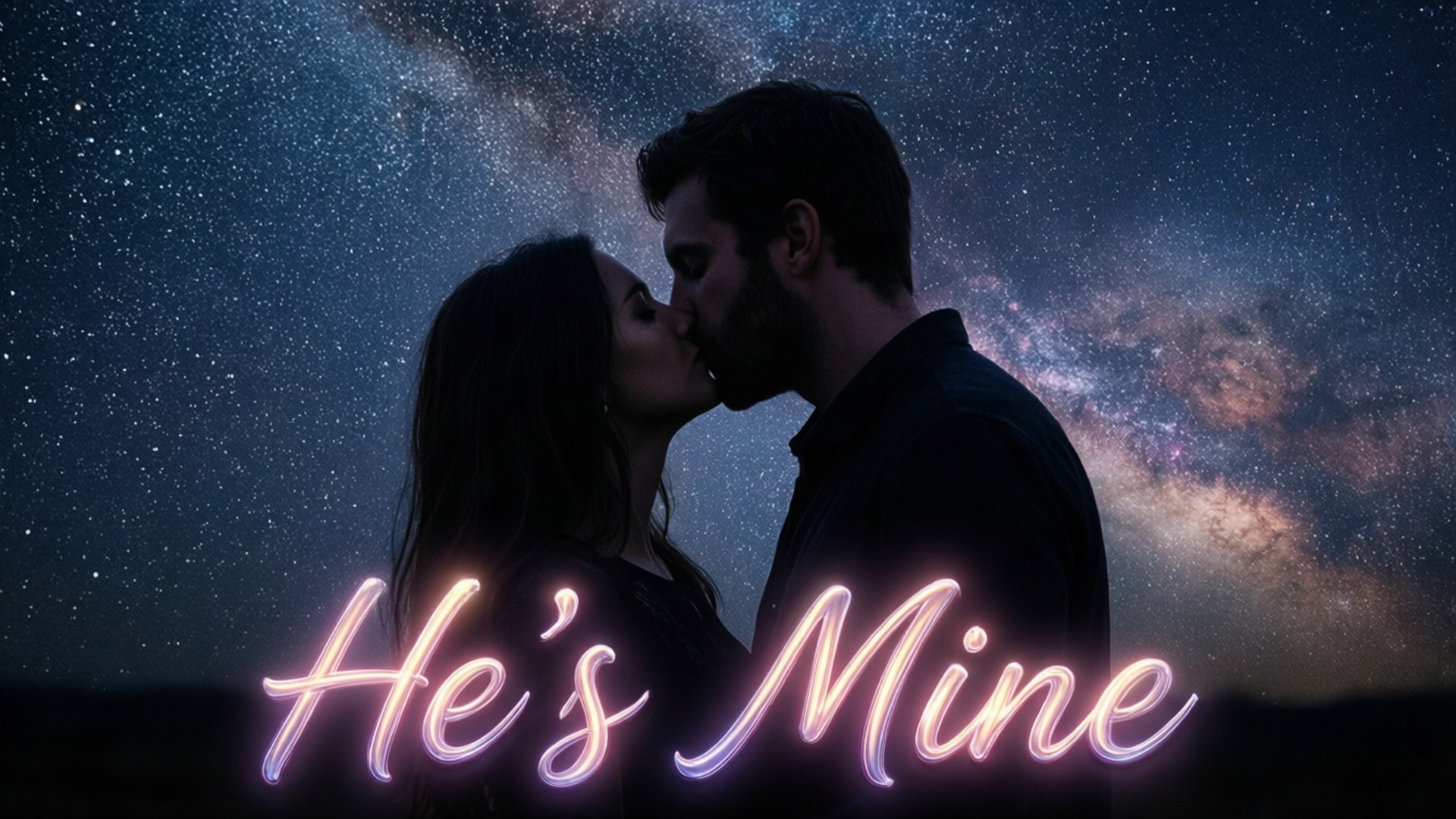情侶在星空下接吻，帶有發光霓虹文字「He's Mine」。