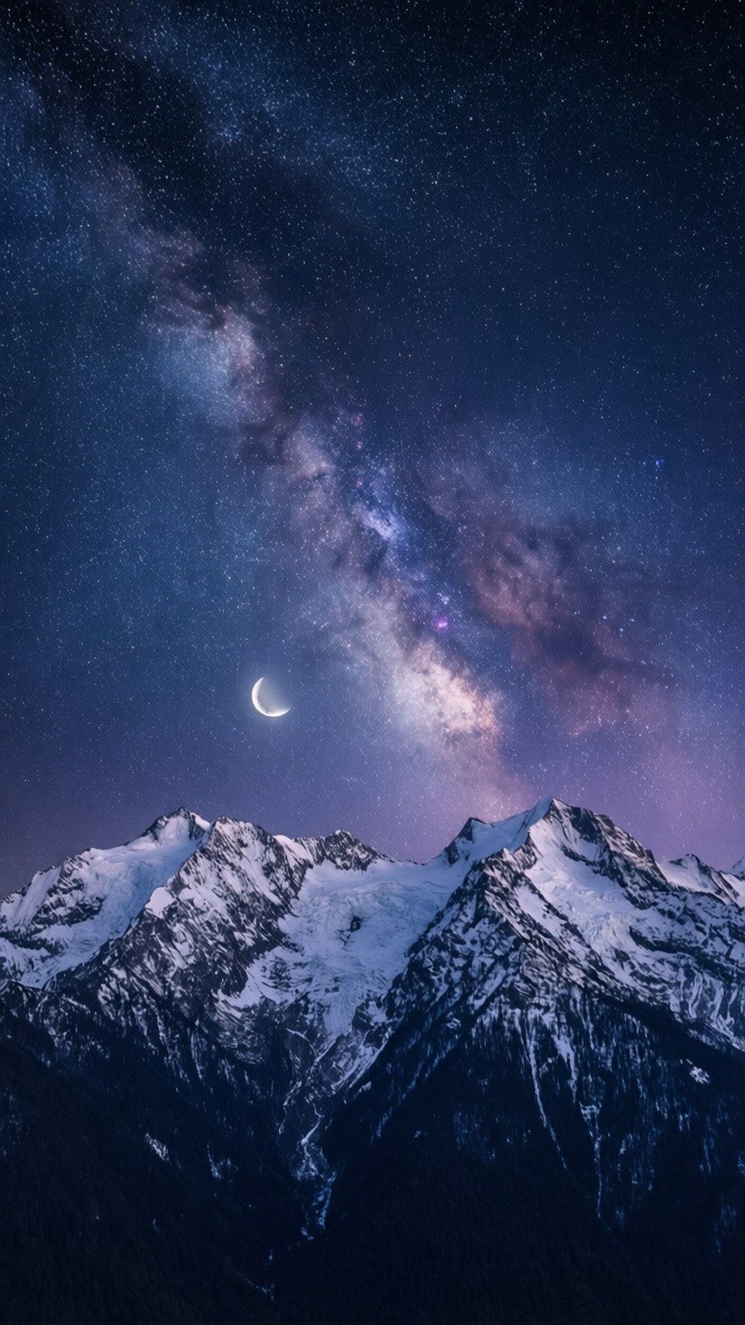 Note 10 Plus 壁紙 桌布 壁紙 — 一彎新月在銀河系下發光，拱越雪覆的山峰，在星滿的夜空中。