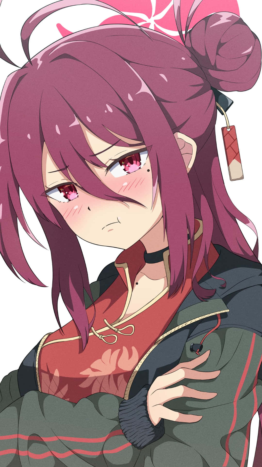  壁紙 — 一個可愛的動漫女孩，紫色頭髮和紅色眼睛，穿著傳統服裝搭配現代外套，看起來有點惱火。
