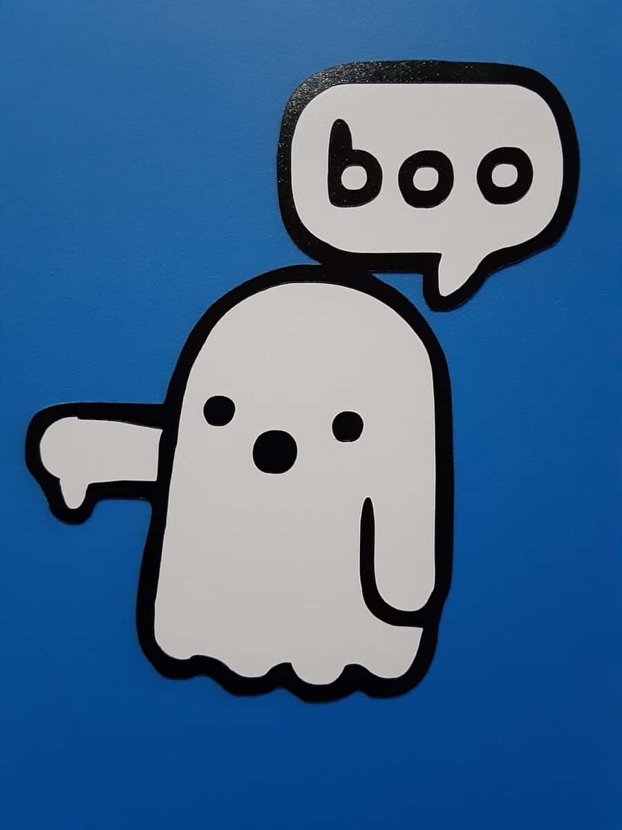  壁紙 — 一個可愛的白色卡通鬼魂，帶有對話氣泡，上面寫著 boo，背景為純藍色。