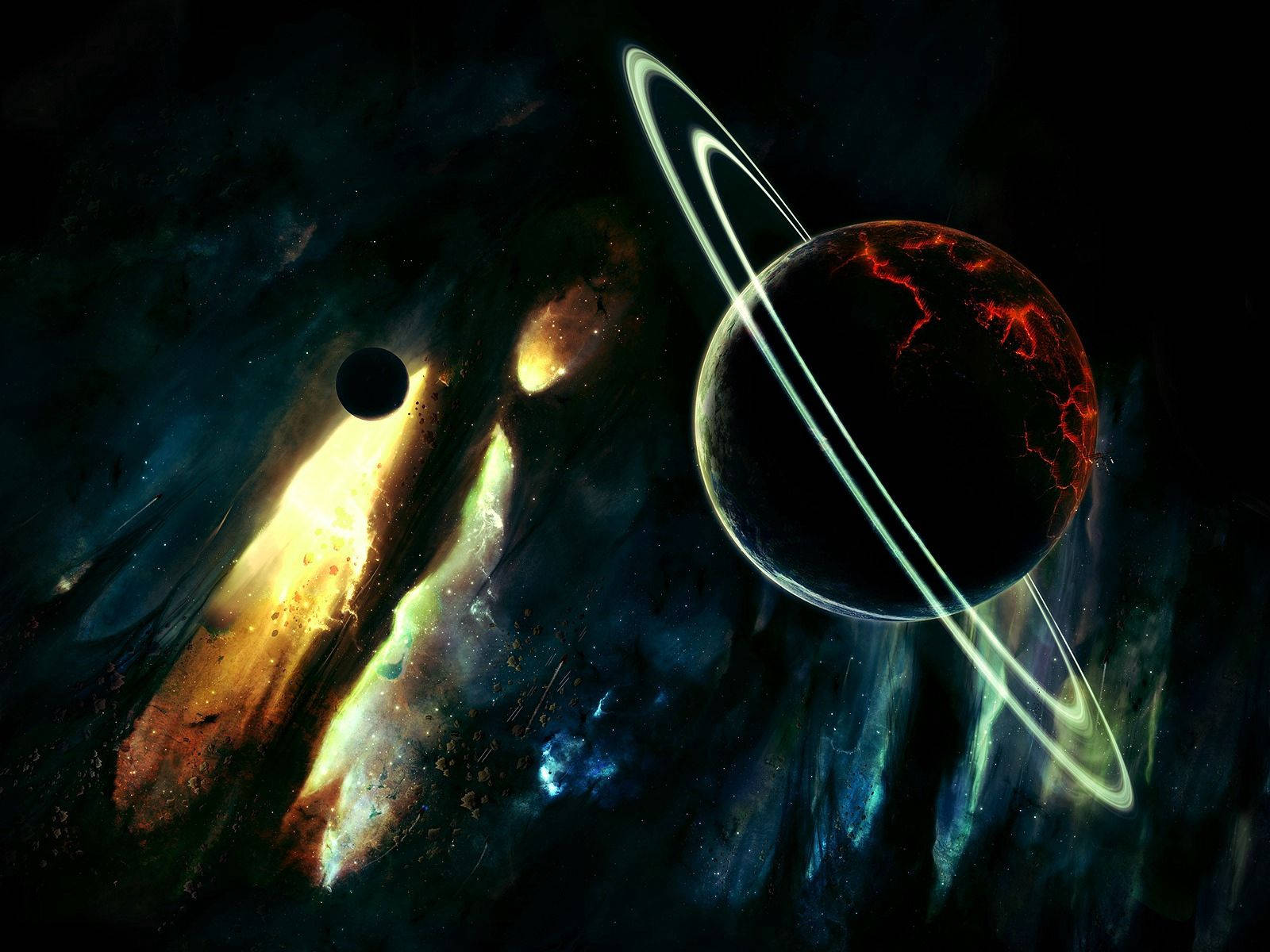 色彩繽紛的毀滅土星 壁紙 — 一顆帶有發光紅色裂縫和明亮光環的黑暗行星，在金色、藍色和藍綠色的宇宙塵埃漩渦星雲中運行。