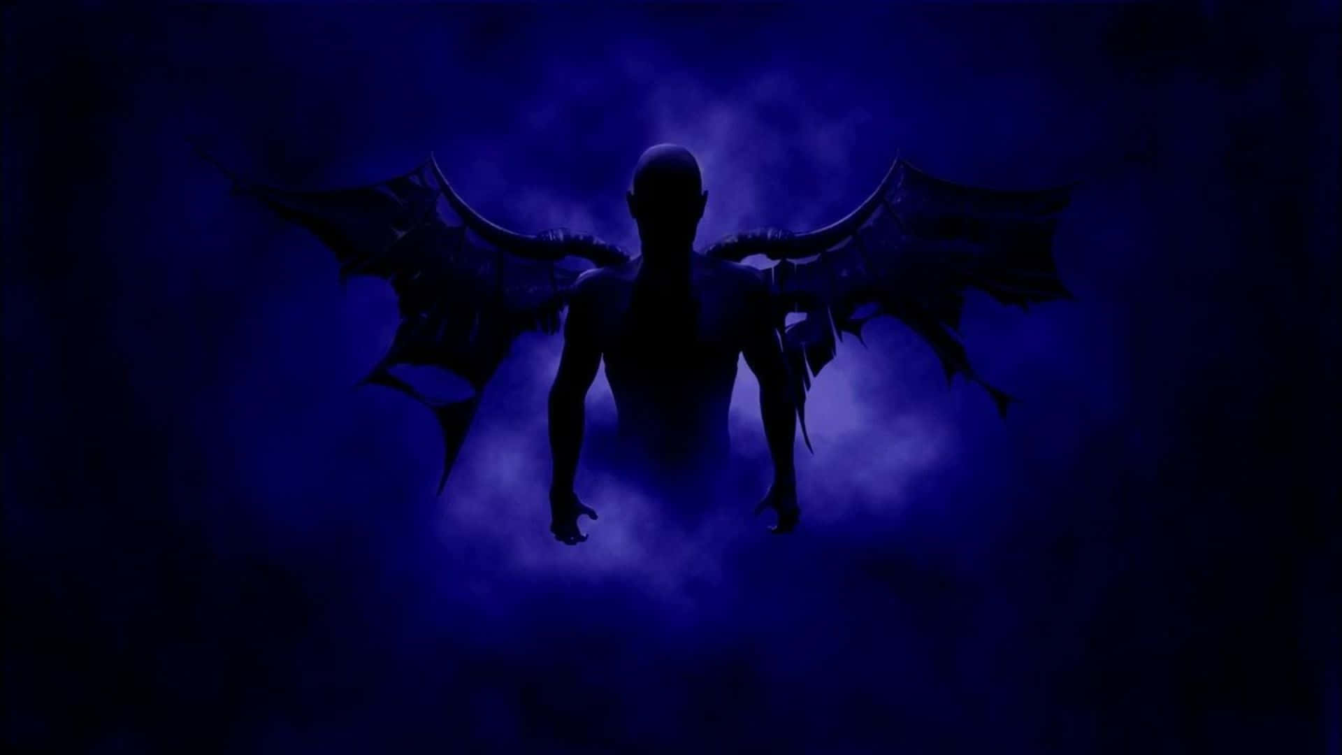  壁紙 — 一個深色翅膀的惡魔剪影站在旋轉的藍色迷霧背景前。