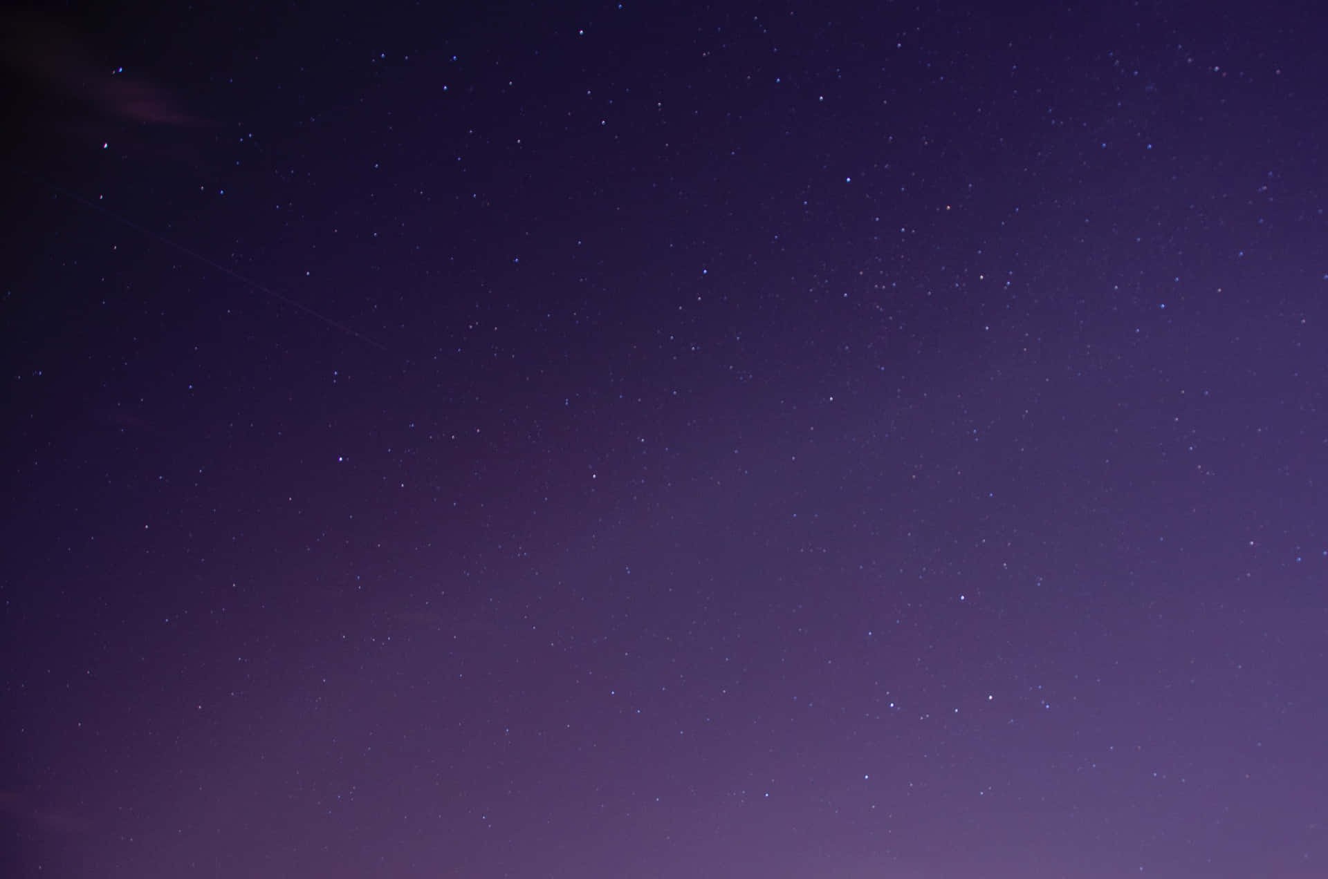薰衣草色寧靜背景 壁紙 — 深紫色的夜空，充滿無數閃爍的星星和一顆微弱的流星劃過天際。