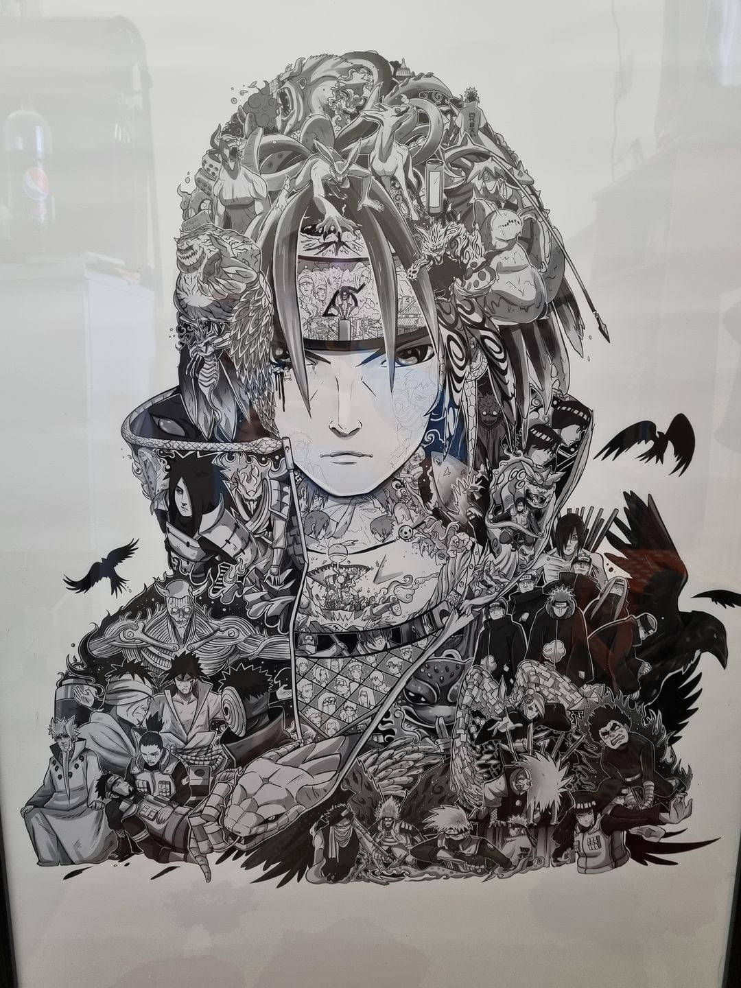 動漫角色被其他角色和符號的拼貼包圍。