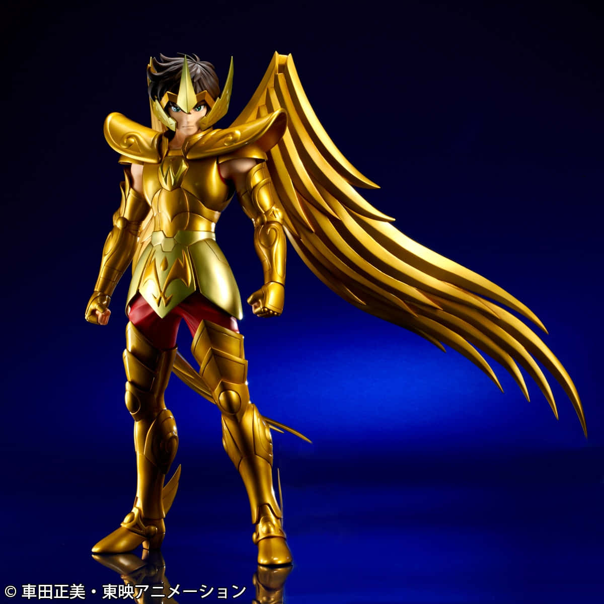Sagittarius Aiolos 桌布 壁紙 — 一個詳細的金色盔甲動漫人物，帶有大型翼狀肩部部件，自信地站在深藍色背景前。