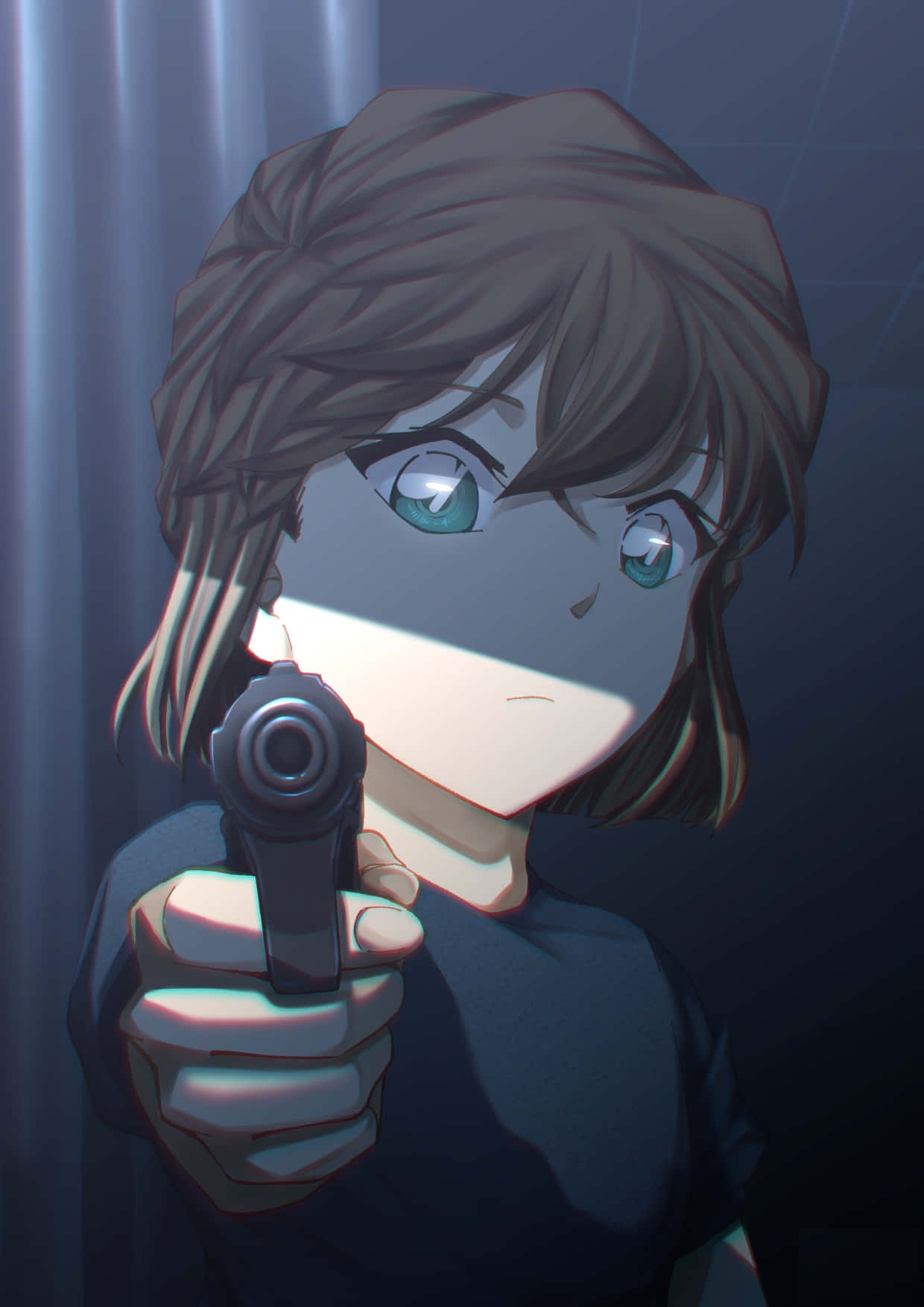 Haibara AI 桌布 壁紙 — 一位眼神堅定的動漫少女，擁有青綠色眼睛，在戲劇性的聚光燈下，手持手槍，背景是深色窗簾。