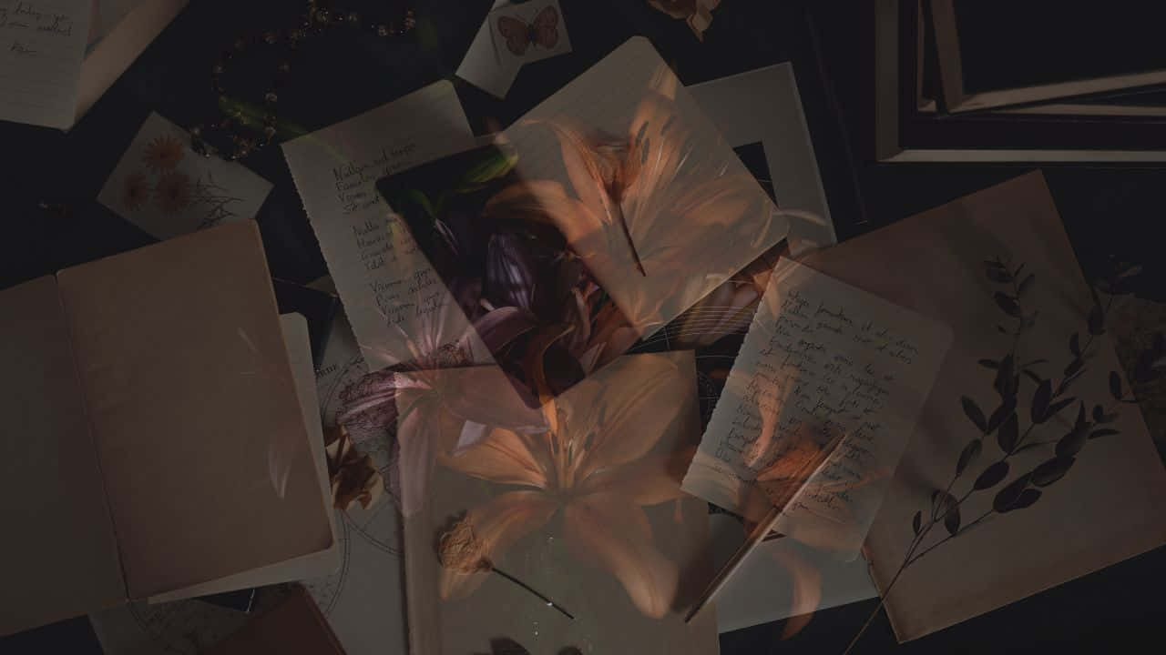  壁紙 — 一張燈光昏暗的桌面上散落著手寫信件、壓花和裱框照片，營造出懷舊的回憶拼貼。