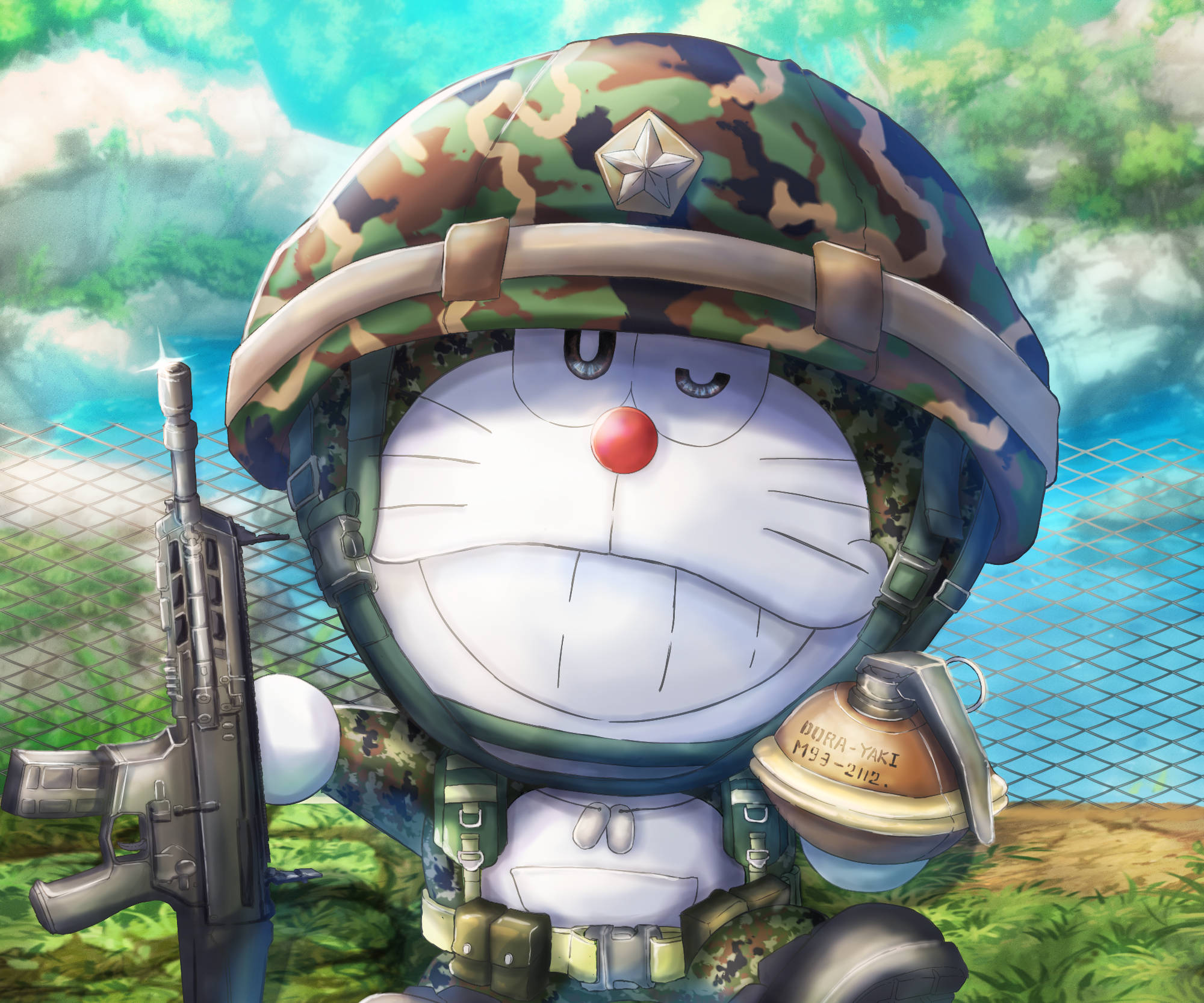 可愛哆啦A夢扮士兵 壁紙 — 多啦A夢身穿全套軍裝，手持步槍和手榴彈，背景是綠色鐵絲網圍欄。