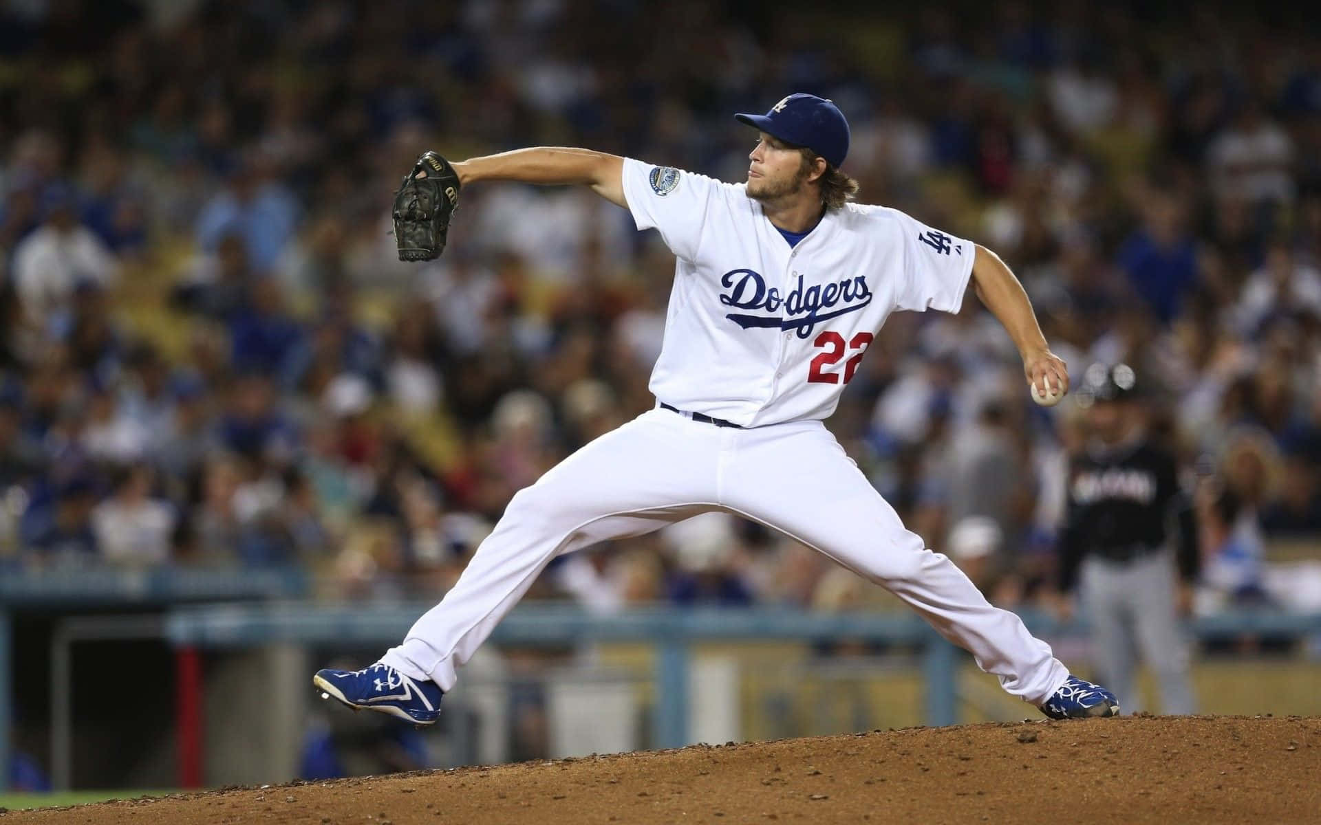 MLB Baseball League 桌布 壁紙 — 一位道奇隊棒球投手在泥土投手丘上投球，身後是模糊的體育場人群。