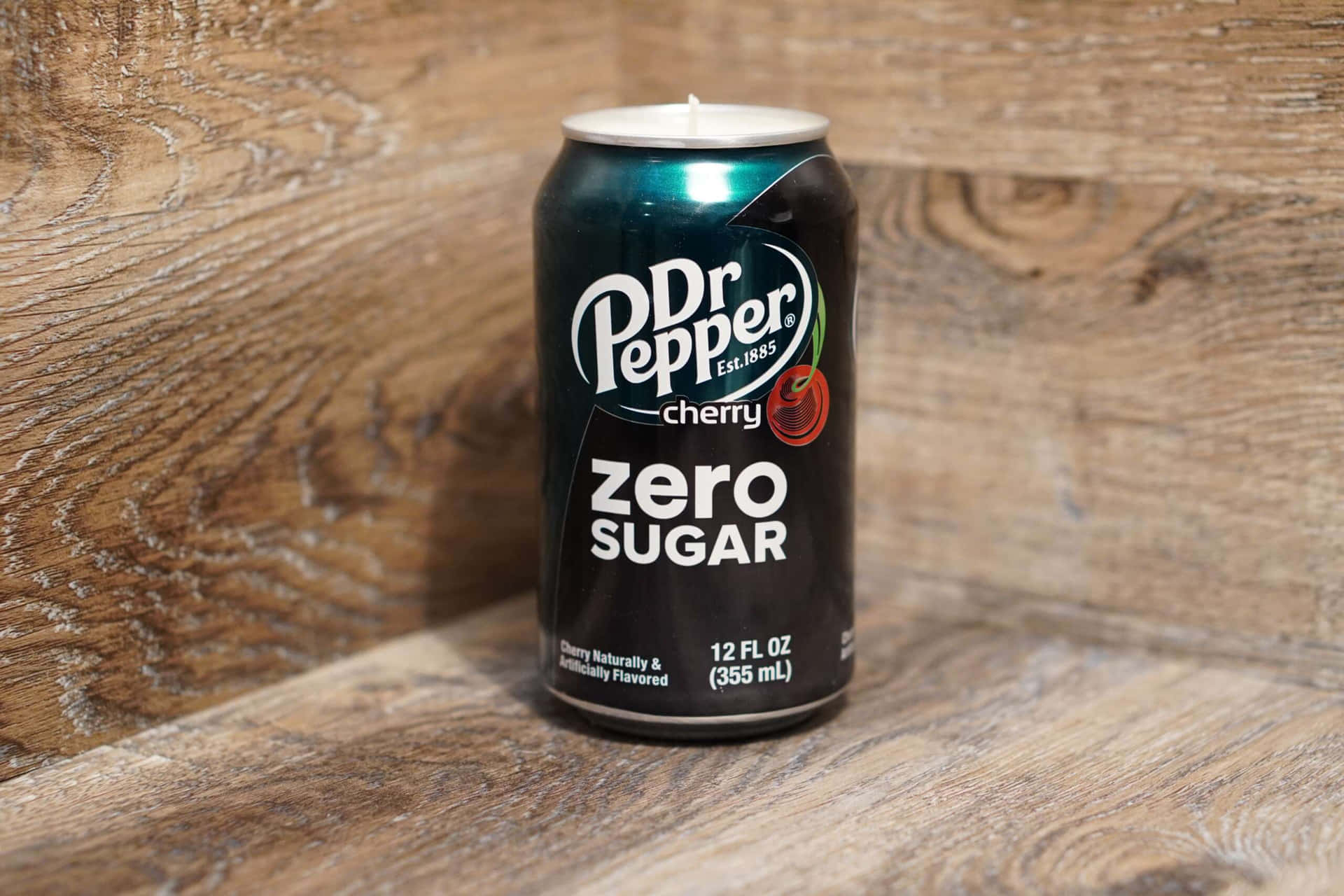  壁紙 — 一罐Dr Pepper櫻桃零糖汽水放在質樸的木質表面上，伴隨著溫暖的自然光線。