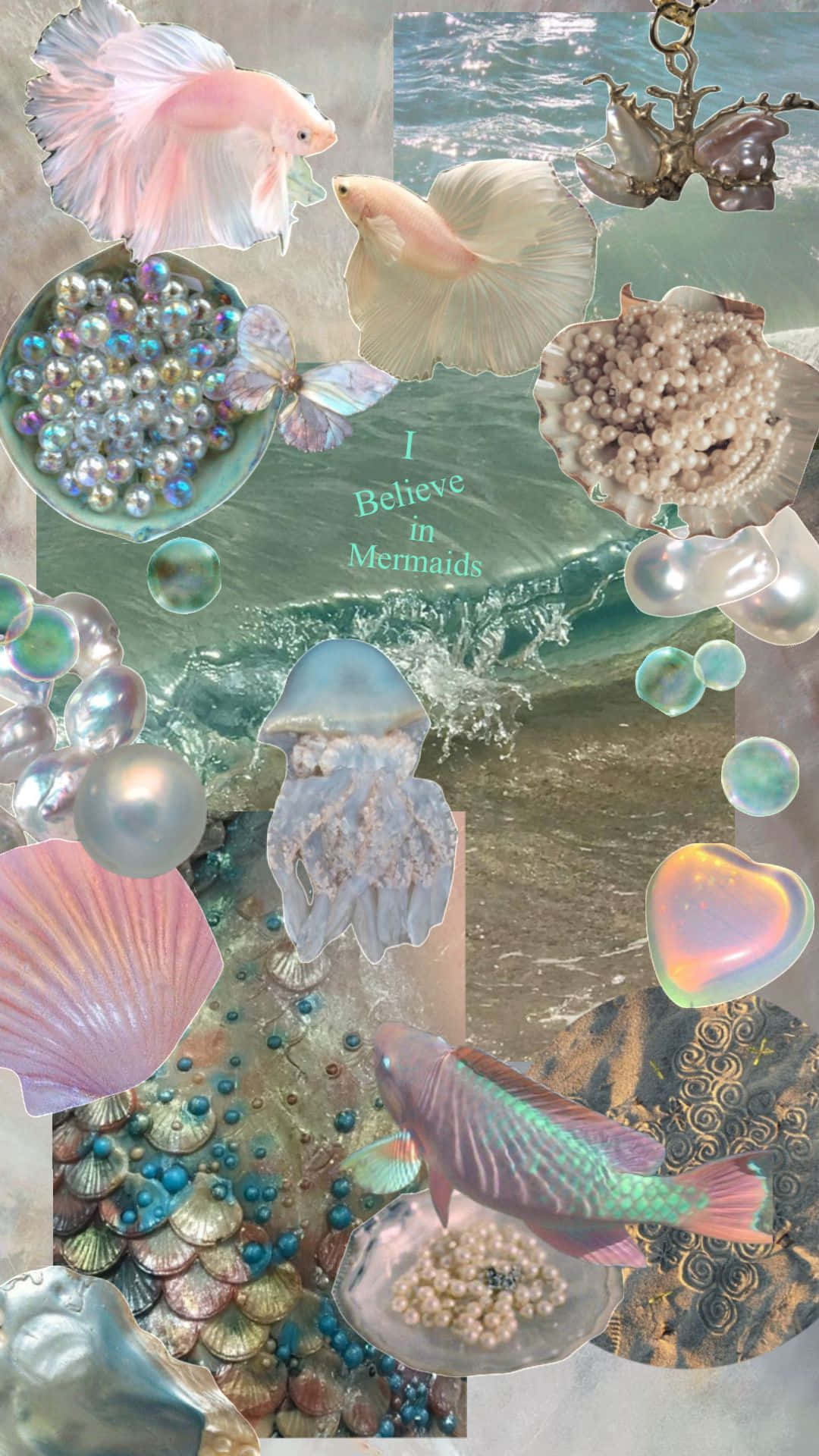  壁紙 — 一個夢幻的美人魚主題拼貼，包括魚、珍珠、貝殼和海洋波浪，並帶有文字 I Believe in Mermaids。