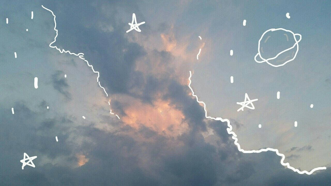 夢幻天空塗鴉筆電壁紙 壁紙 — 夢幻的暮色天空，柔和的粉紅色和藍色雲層上覆蓋著異想天開的白色手繪星星和一顆行星。