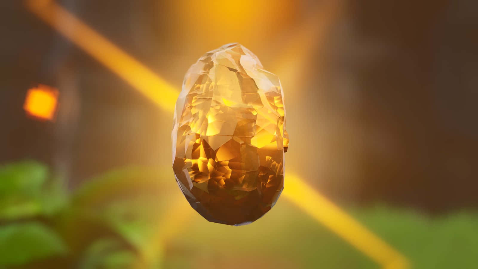  壁紙 — 一顆切割面金色水晶蛋懸浮在溫暖光線中，背景有模糊的綠色樹葉和發光光束。