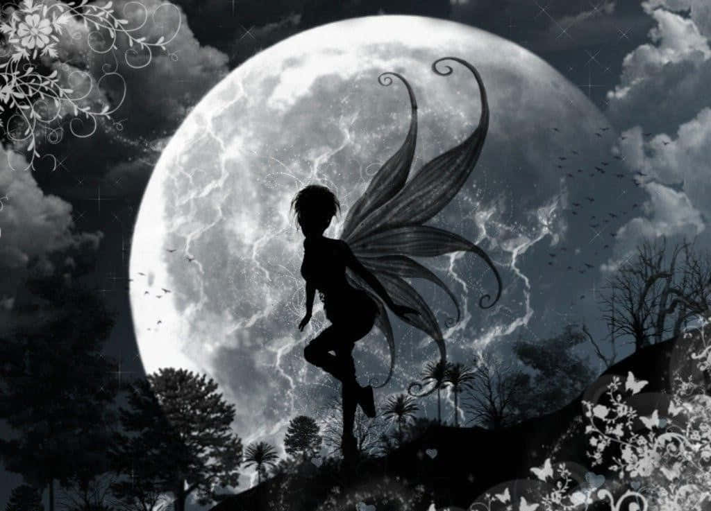 仙女剪影在黑暗魔法森林中的滿月前跳躍。