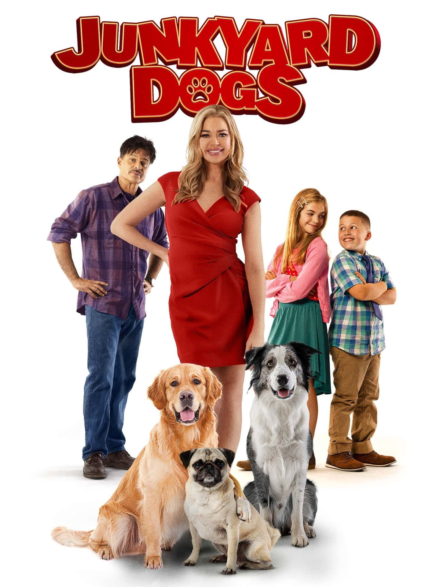  壁紙 — 一個四人家庭和三隻狗在純白色背景前，在「Junkyard Dogs」標題下愉快地擺姿勢。