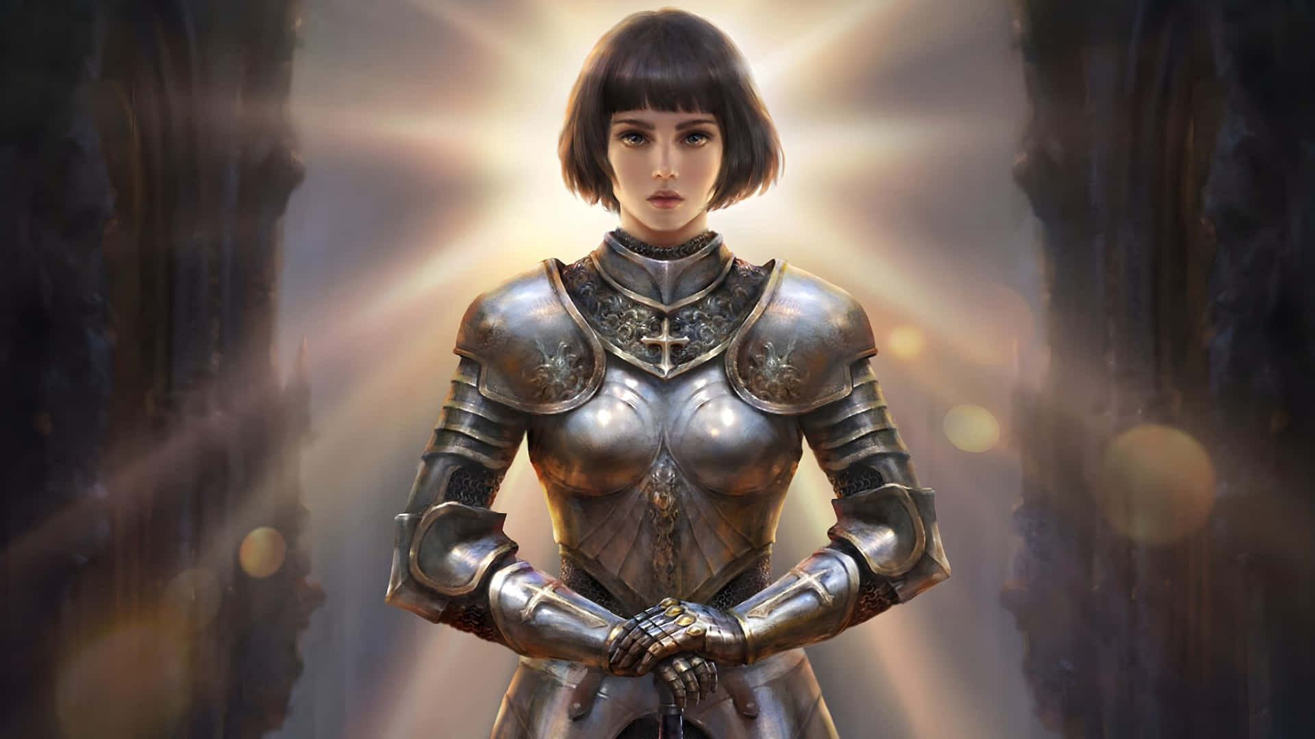  壁紙 — 一位身穿精細銀色盔甲的女騎士在石柱之間擺好姿勢，身後有耀眼的光芒爆發。