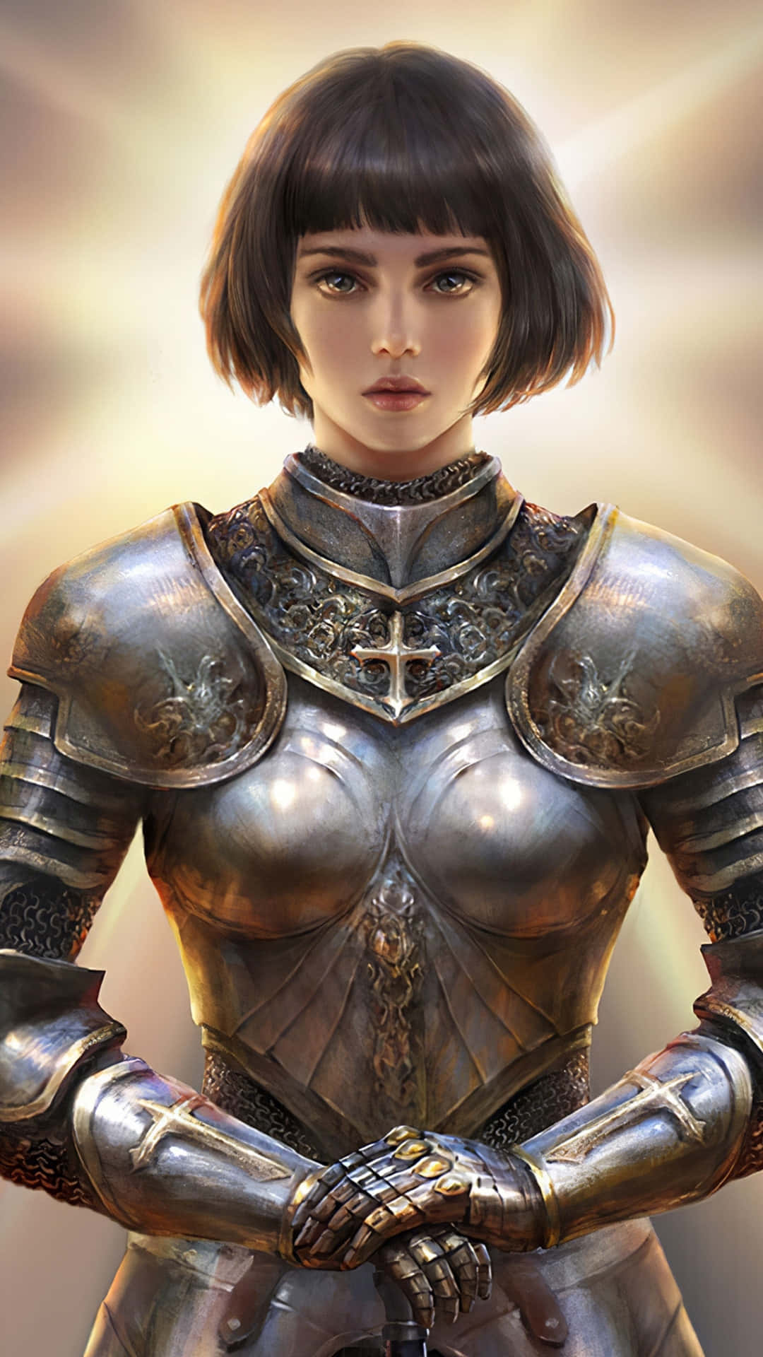  壁紙 — 一位身穿華麗銀色盔甲的女騎士雙手合十站立，被柔和的金色背光照亮。