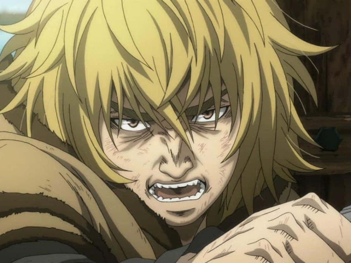 維京傳奇中的戰士 Thorfinn 壁紙 — 一個兇猛的動漫戰士，有著狂野的金色頭髮，在粗獷的特寫中激烈地咆哮。