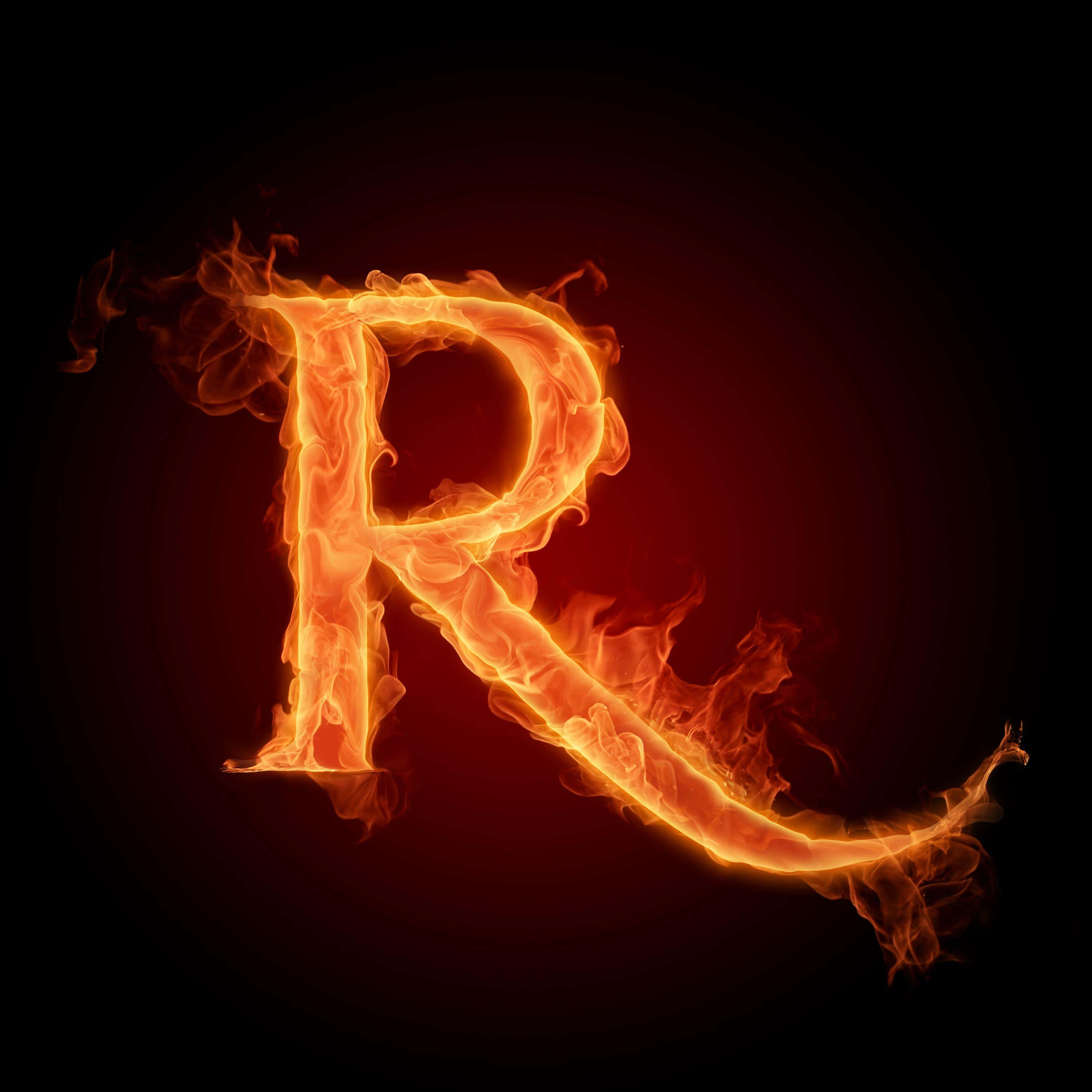 R 桌布 壁紙 — 一個火熱嘅字母R喺深色漸變背景上發出橙色同紅色嘅火焰光芒。