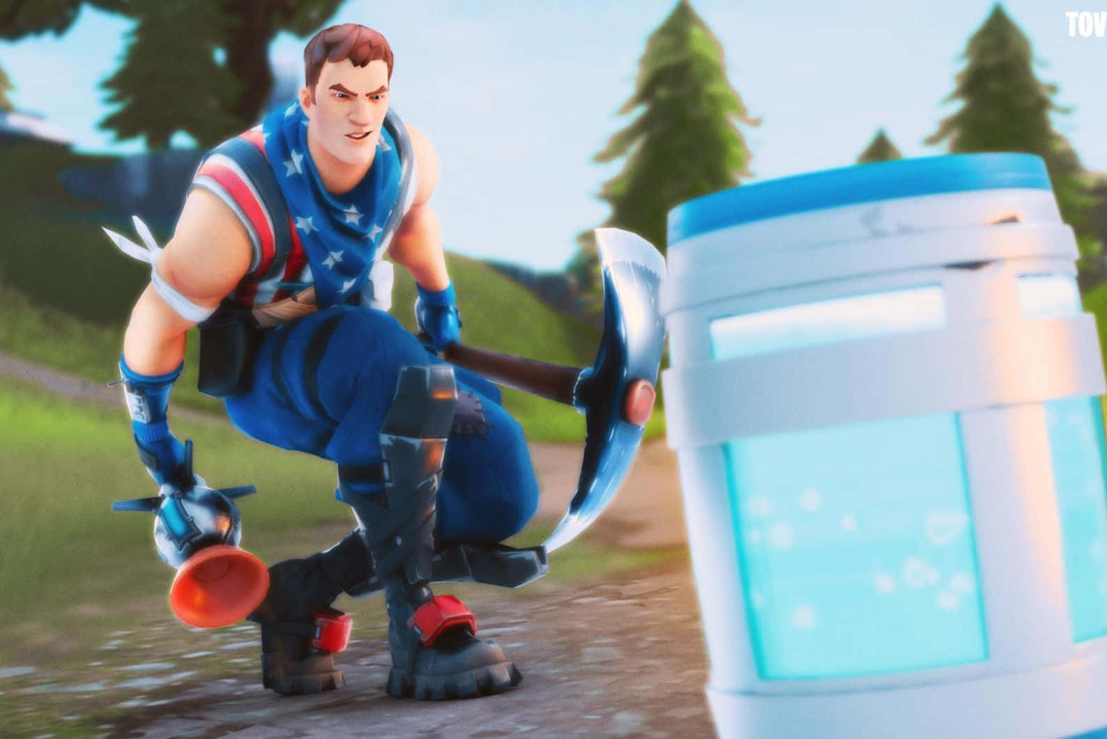  壁紙 — 一個穿著愛國裝備嘅Fortnite角色喺森林戶外場景中蹲喺一個發光藍色桶旁邊。