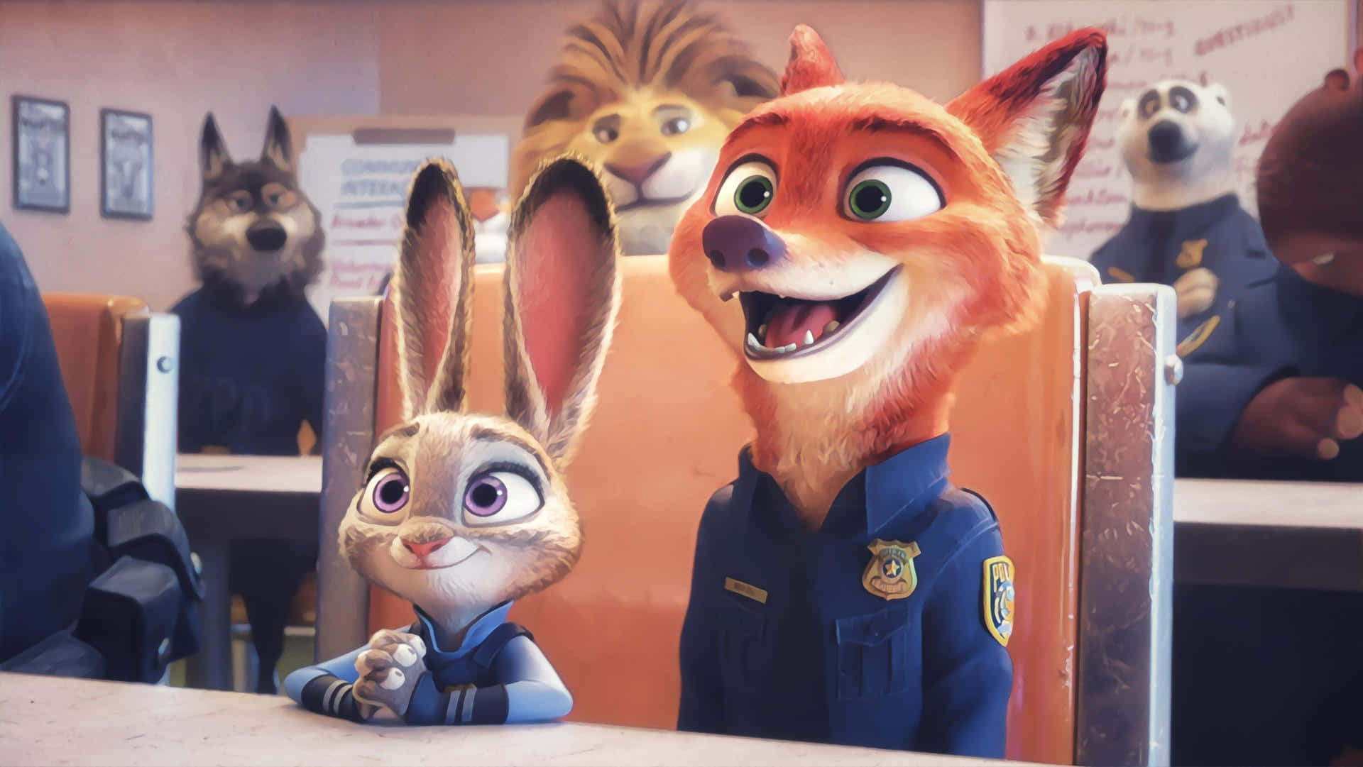  壁紙 — 一隻狐狸和一隻兔子穿著警察制服，在一個充滿動物警官的課室裡燦爛地微笑。