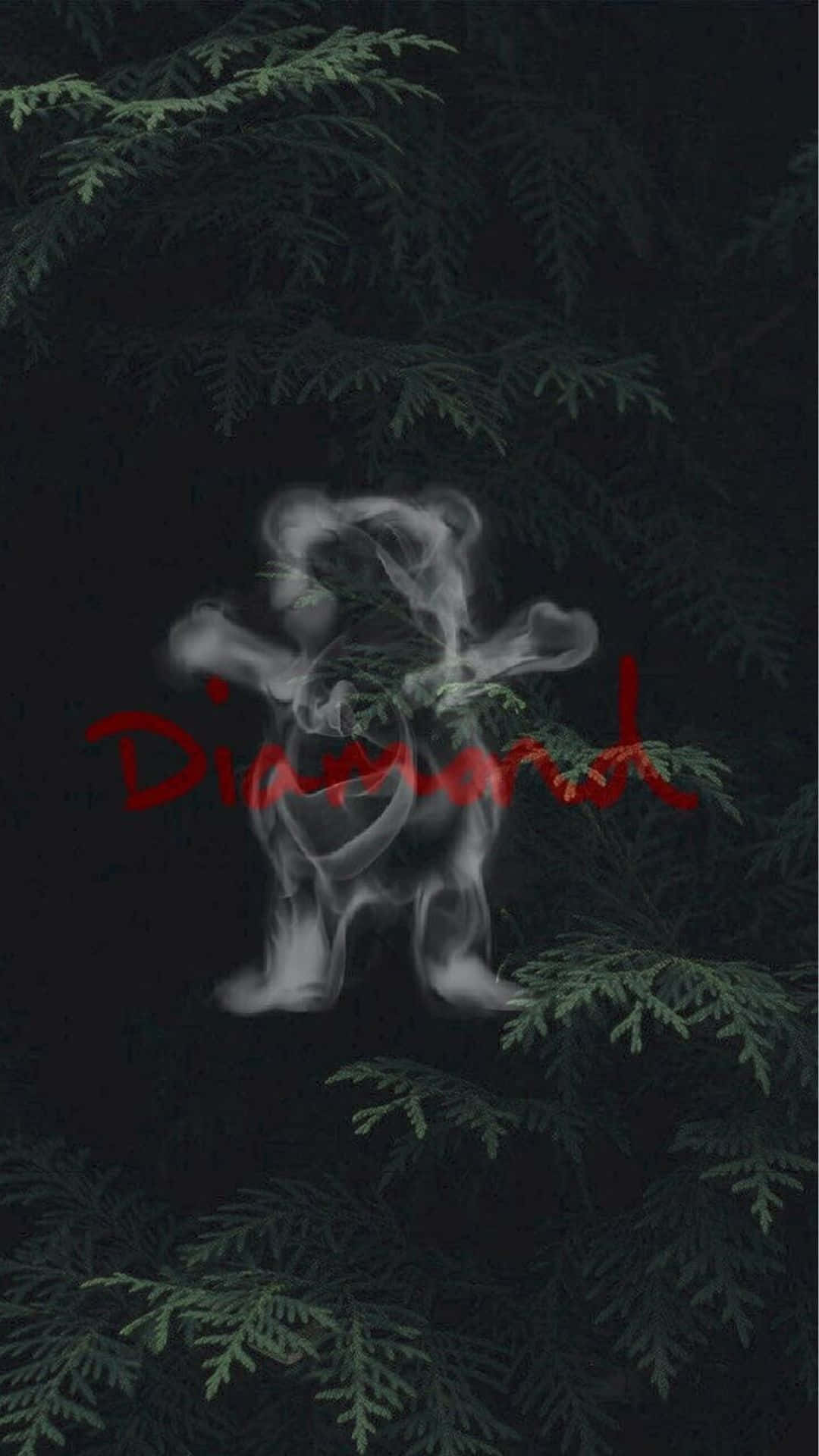  壁紙 — 一隻幽靈般的煙霧熊從深色常綠樹枝中出現，上面覆蓋著一個紅色的手寫字鑽石。