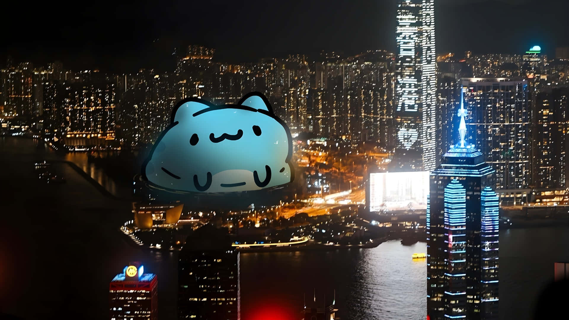  壁紙 — 一隻巨大的發光藍色卡通貓漂浮在充滿活力的夜間城市景觀上，有明亮的摩天大樓和港口。