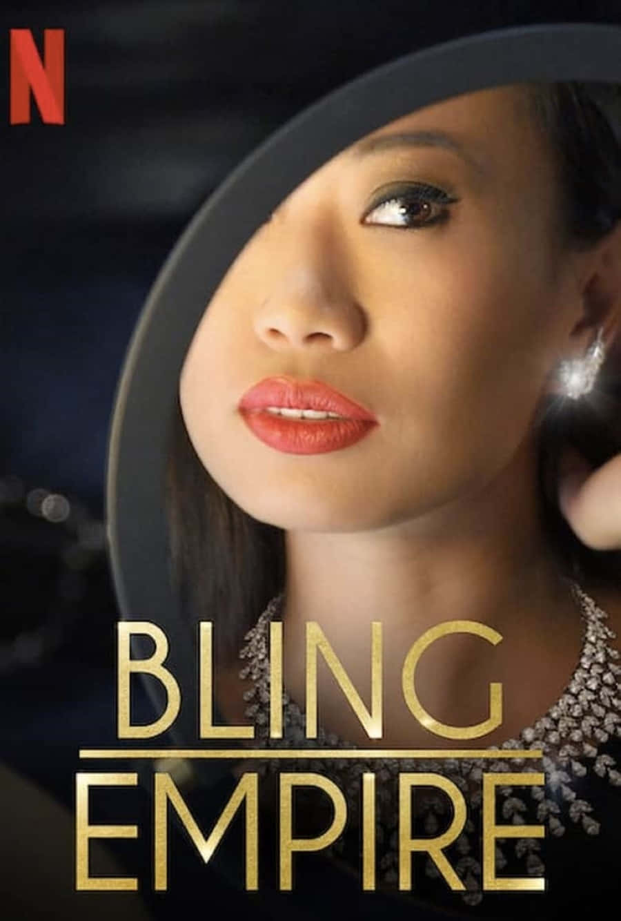 Bling Empire 桌布 壁紙 — 一位戴黑色帽子、紅唇的迷人女性，在深色背景上抬頭仰望，金色文字寫著Bling Empire。