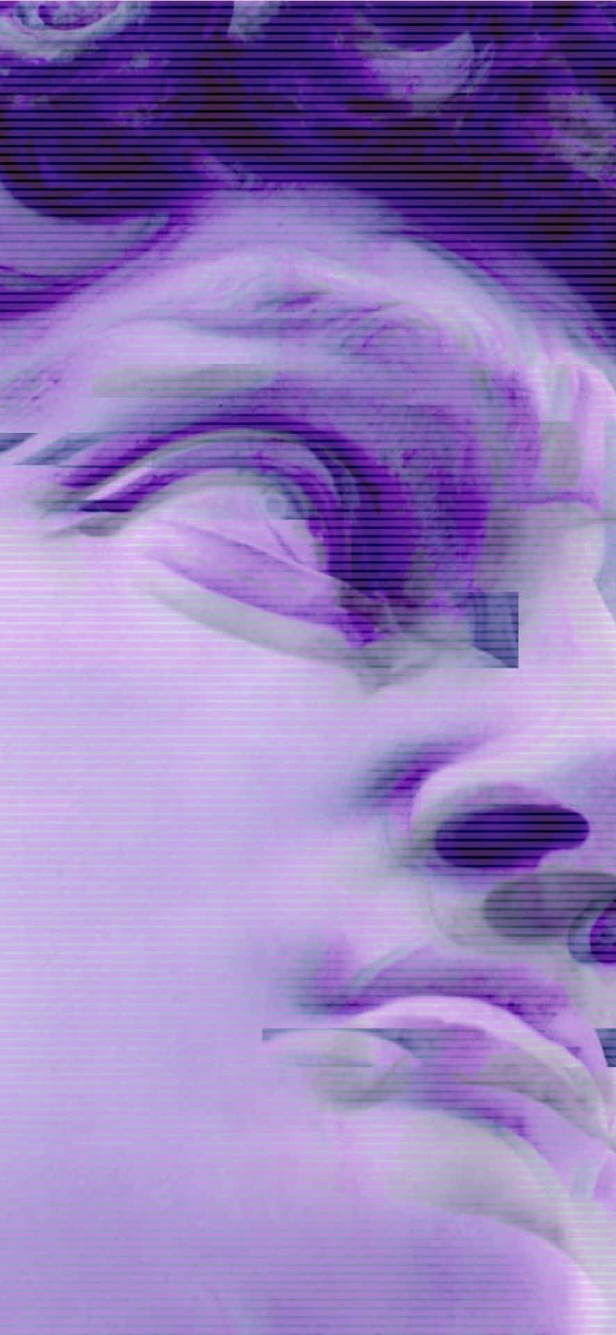 壁紙 — 一個帶有故障效果的紫色數碼肖像，展現一張閉著眼睛、頭髮飄逸的寧靜臉龐。