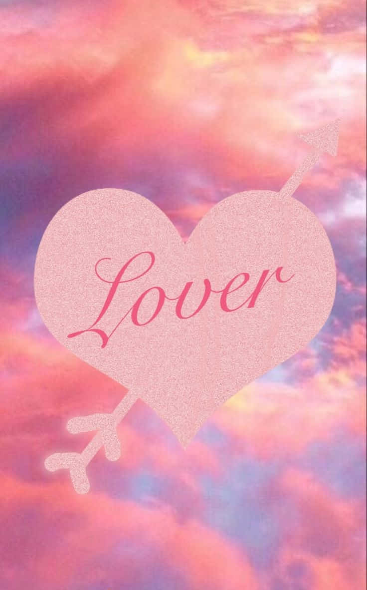 一個粉紅色閃光心形，帶有 'Lover' 字樣，被白色箭矢刺穿，背景為粉彩天空。 — 粉紅色心形動圖 壁紙