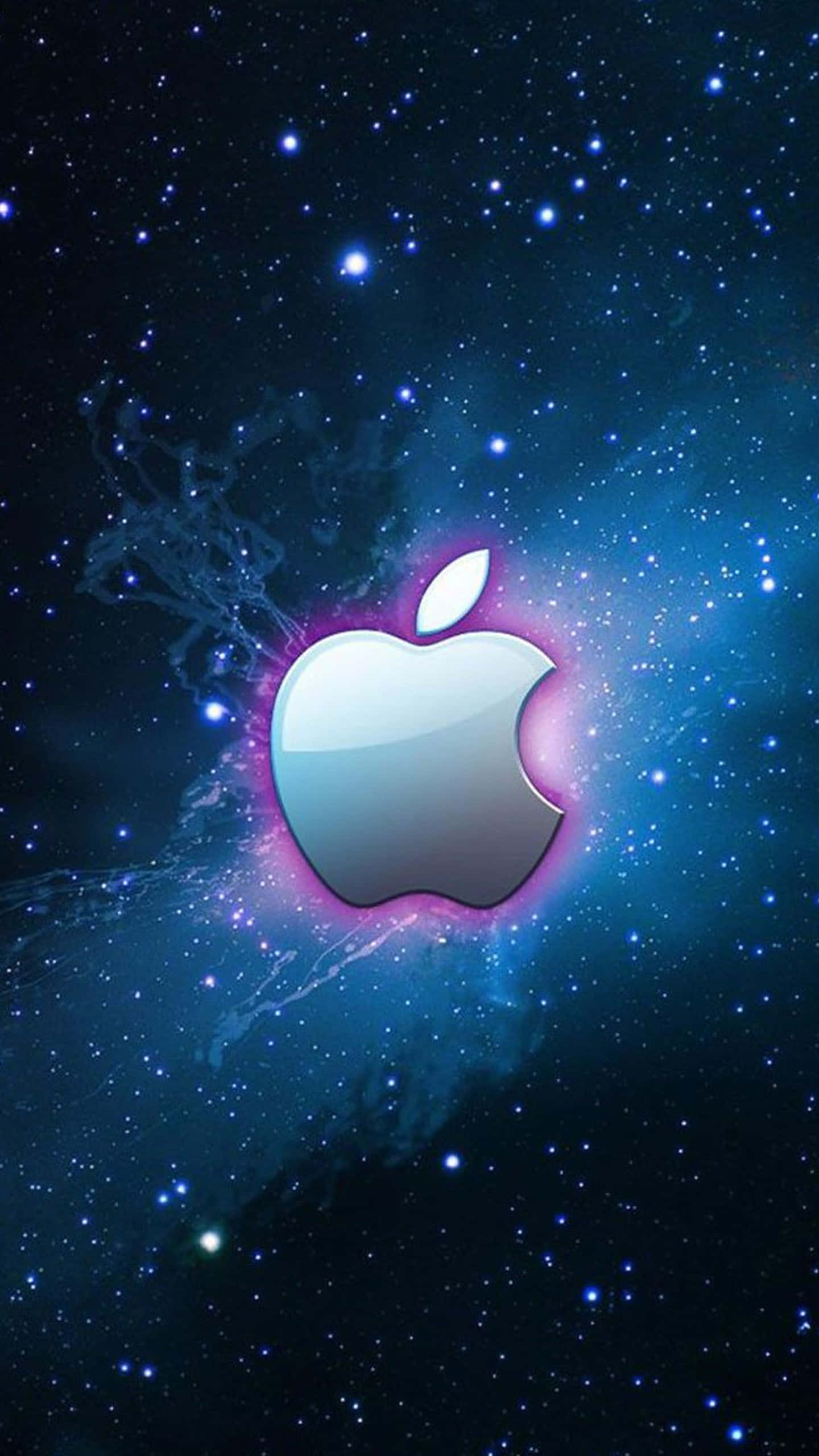 以 Apple 呈現時尚冷感 壁紙 — 發光的Apple標誌在深藍色星空與宇宙星雲背景下散發出粉紅色光芒。