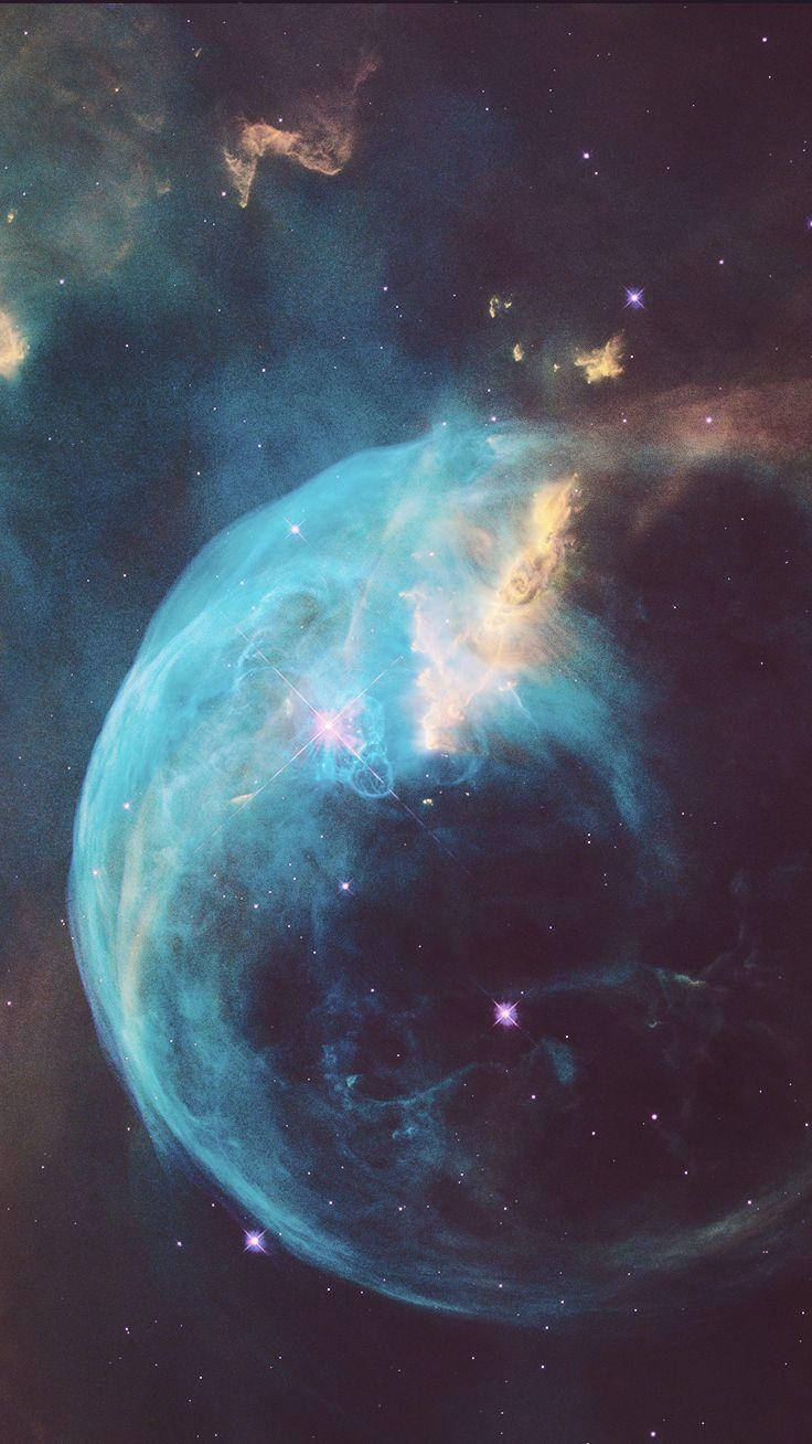 在深空中充滿星星的鮮豔藍色和金色星雲。