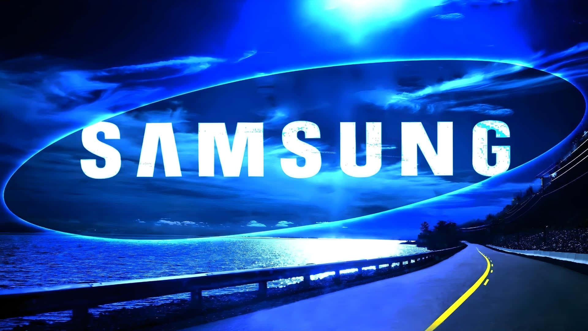  壁紙 — 一個發光的藍色Samsung標誌在夜間懸浮於沿海道路上，伴隨著反射的水面和戲劇性的雲層。