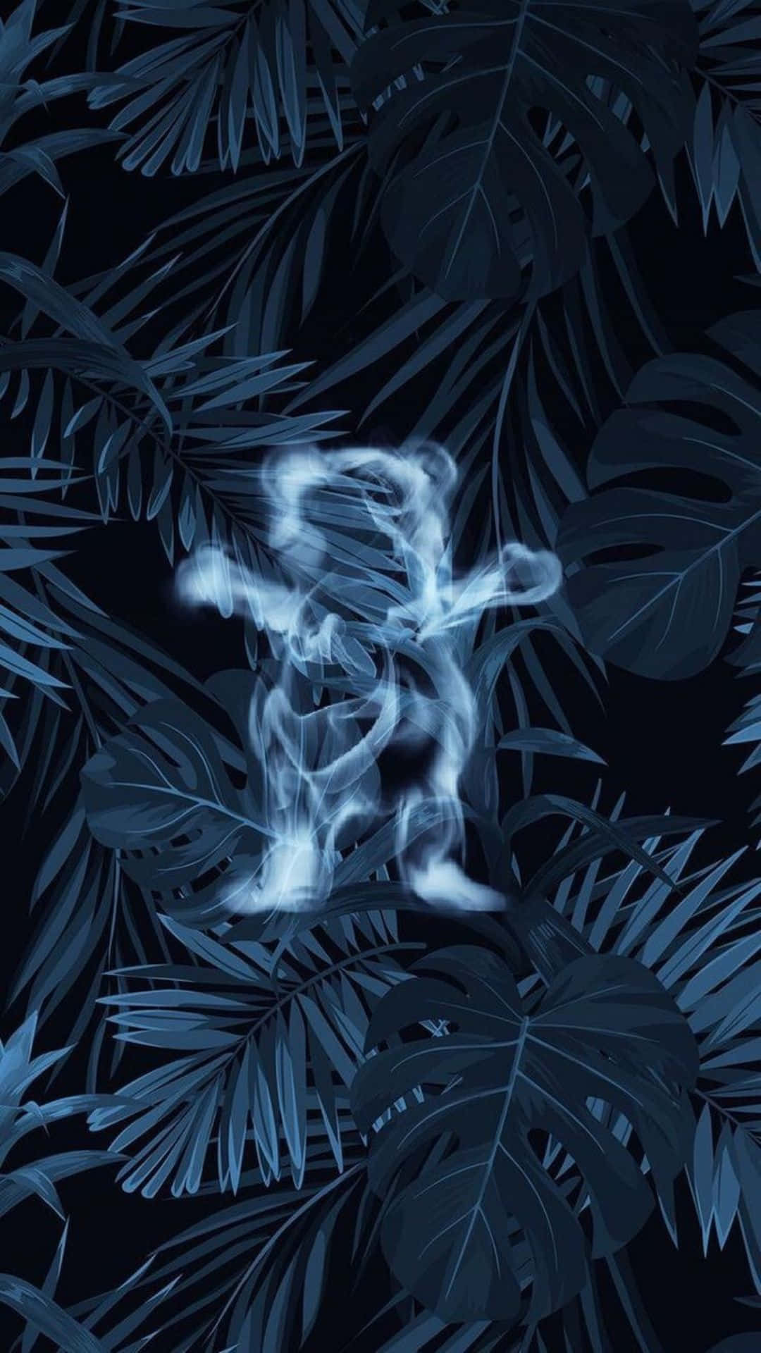  壁紙 — 一個發光的空靈身影從濃密的深藍色熱帶樹葉中出現，營造出神秘的夜景。