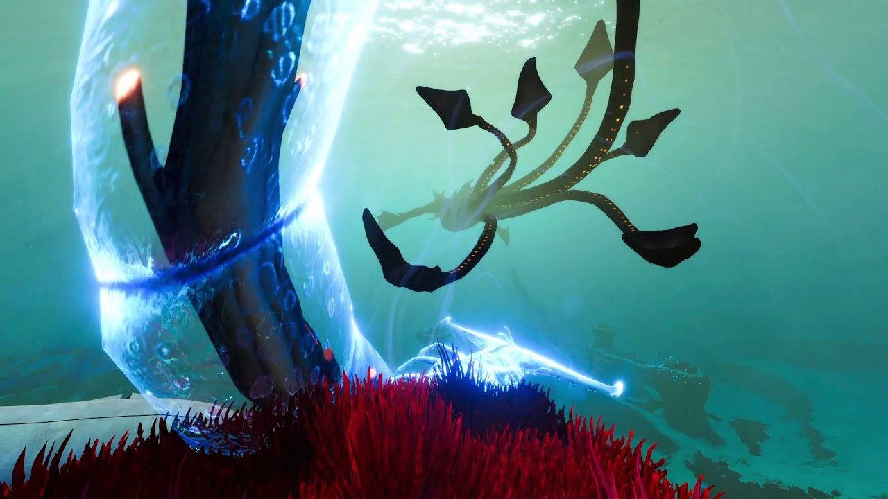 《Subnautica》深海潛伏的掠食者 壁紙 — 一隻發光的水母在神秘的水下領域中漂浮在發光的樹木和紅色珊瑚附近。