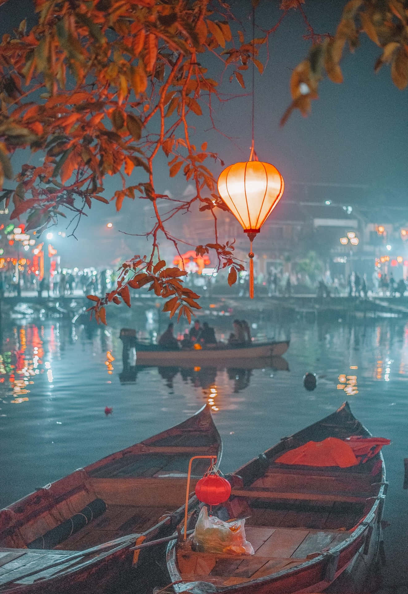 溫暖的燈籠照亮霧氣瀰漫的夜湖上的木船，伴隨著倒影和遠處的燈光。