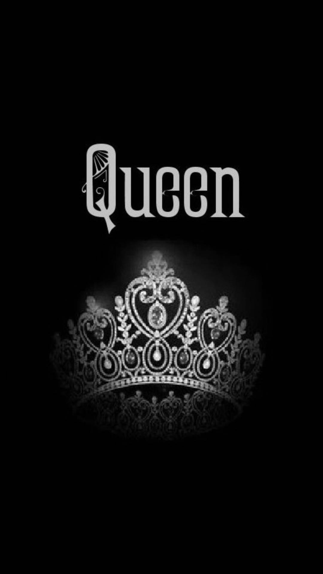 一頂閃爍的頭飾，上方有 Queen 字樣，置於黑色背景上。
