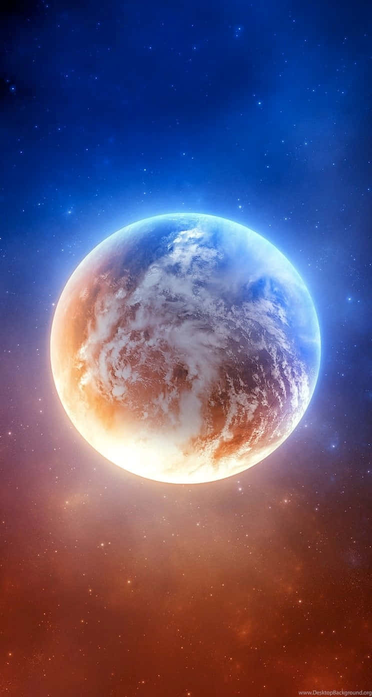 Abstract Earth 桌布 壁紙 — 一顆發光的行星，帶有旋轉的雲層和橙色色調，背景是繁星點點的藍色和紅色宇宙背景。