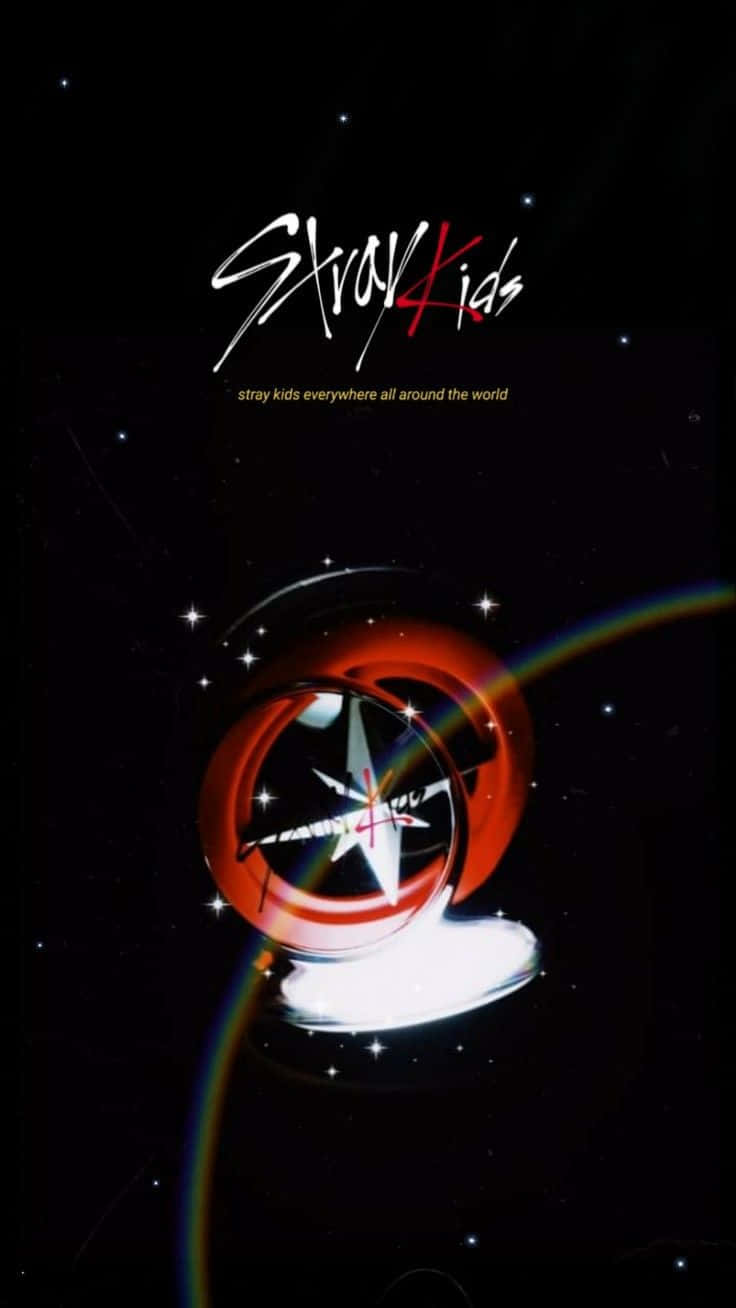  壁紙 — 一個發光的紅色圓形標誌，帶有白色星星和彩虹弧，漂浮在星光閃爍的黑色空間中，與文字「Stray Kids」相對。